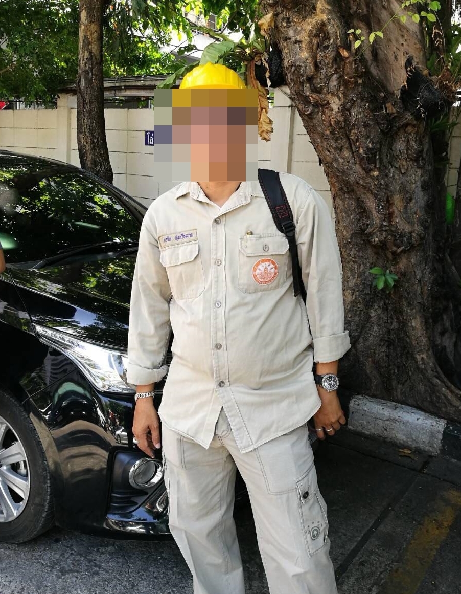 泰警偽裝水電工監控別墅內的嫌犯，一舉搗破詐騙機房。