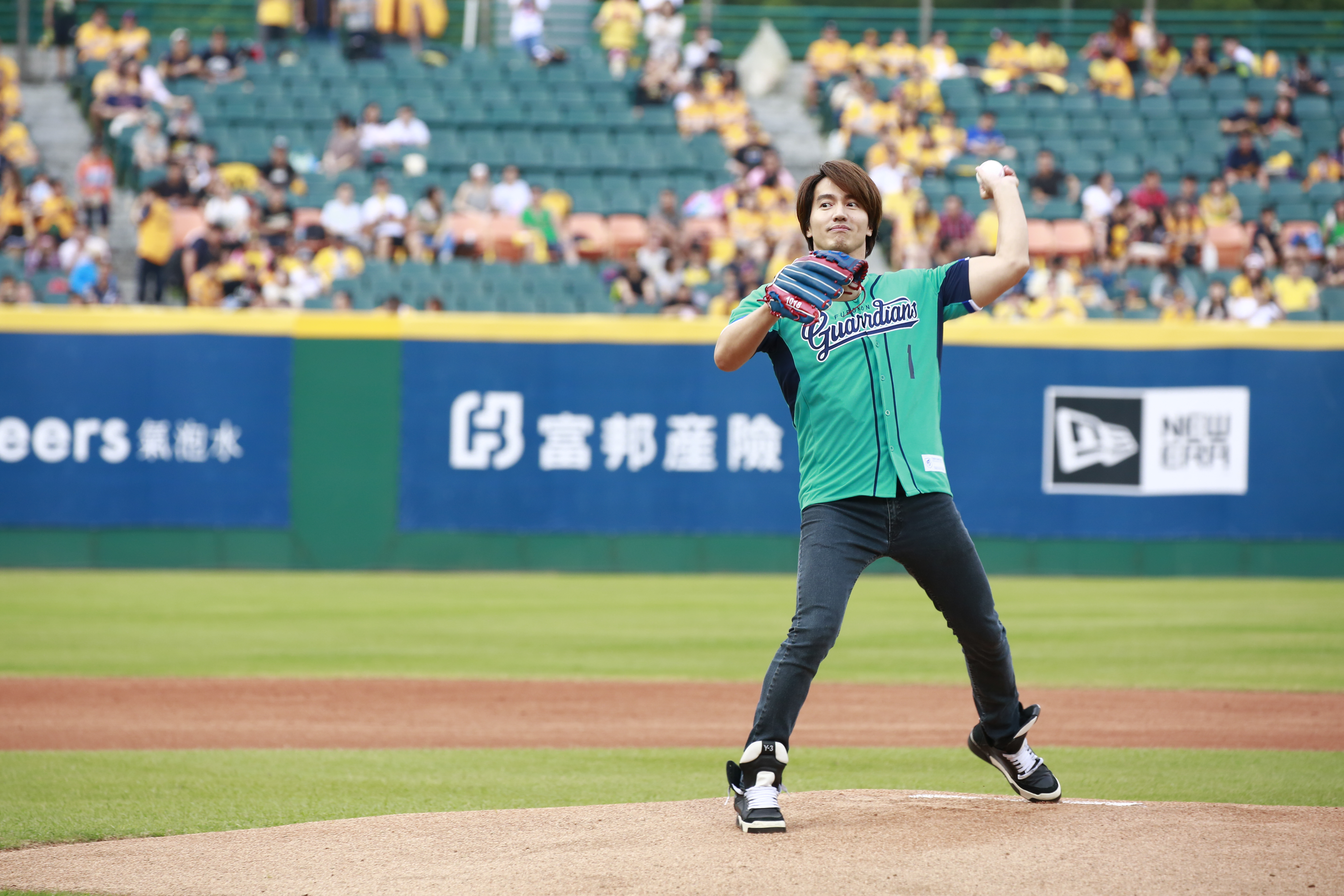 久未露面的言承旭應邀為富邦悍將棒球隊開球，久未露面的他精神奕奕，不愧「師奶殺手」封號。