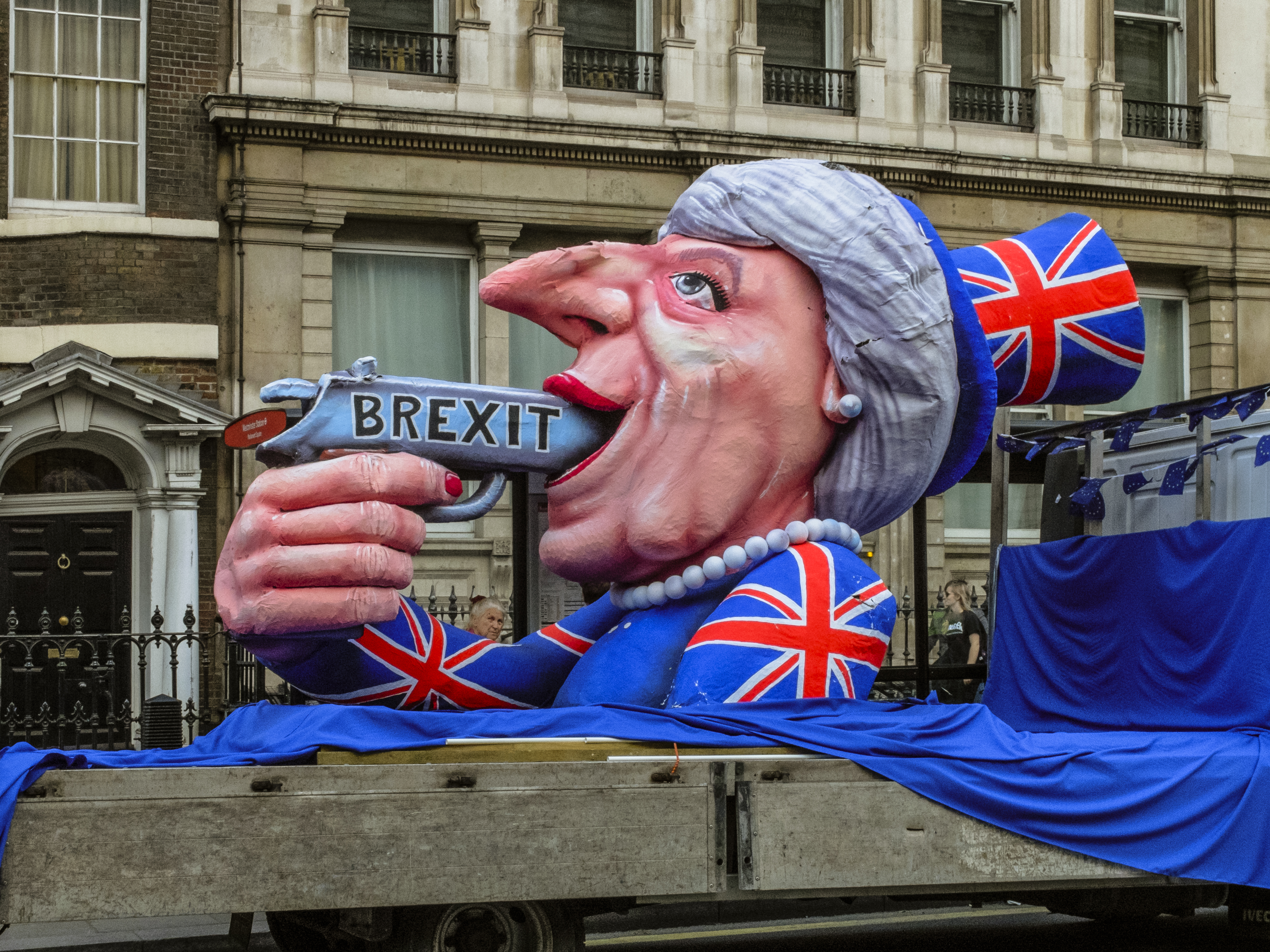 英國挺歐派人士5月11日在唐寧街首相府外示威,花車上的芻像是梅伊總理,槍桿子上寫有「英國脫歐」的字樣。(東方IC)