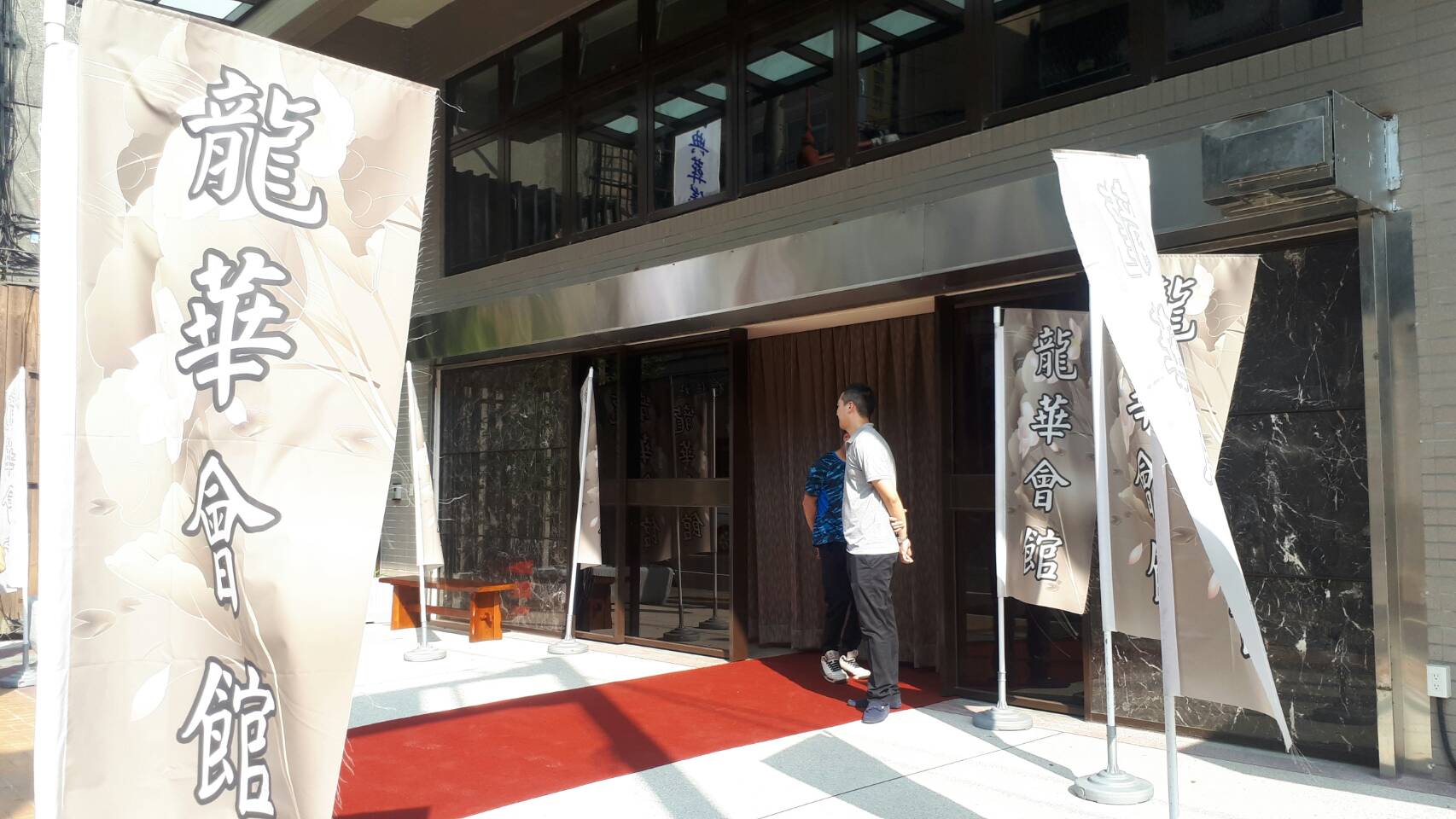 豬哥亮後事將在板橋龍華會館舉行,一早已有媒體現場守候,也有不少工作人員待命。
