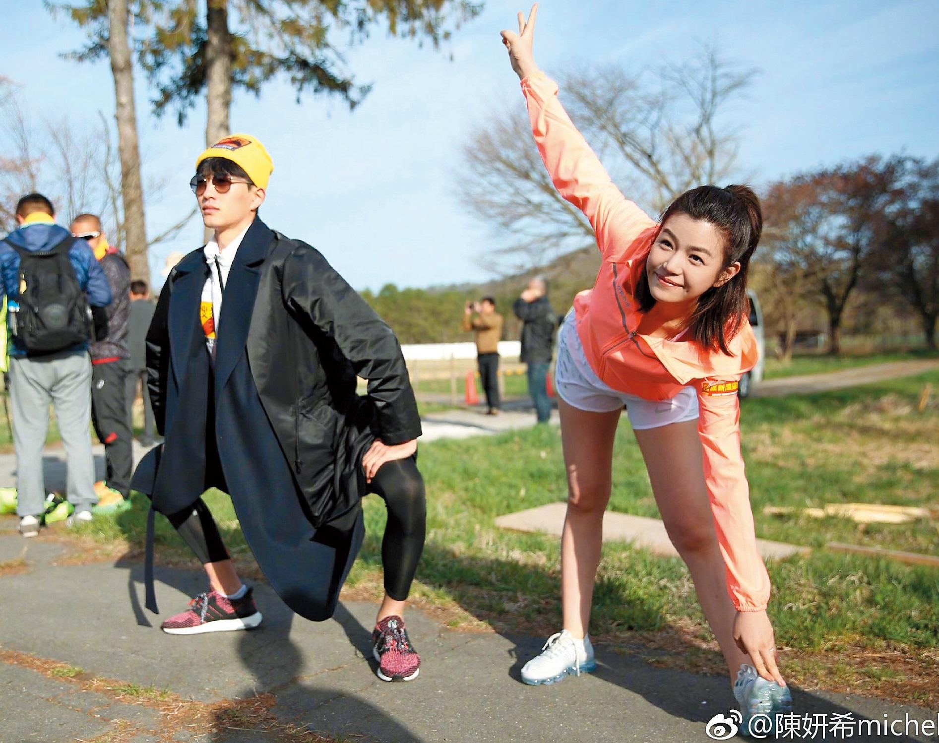 熱身運動很重要,陳妍希不含糊。(翻攝自陳妍希微博)