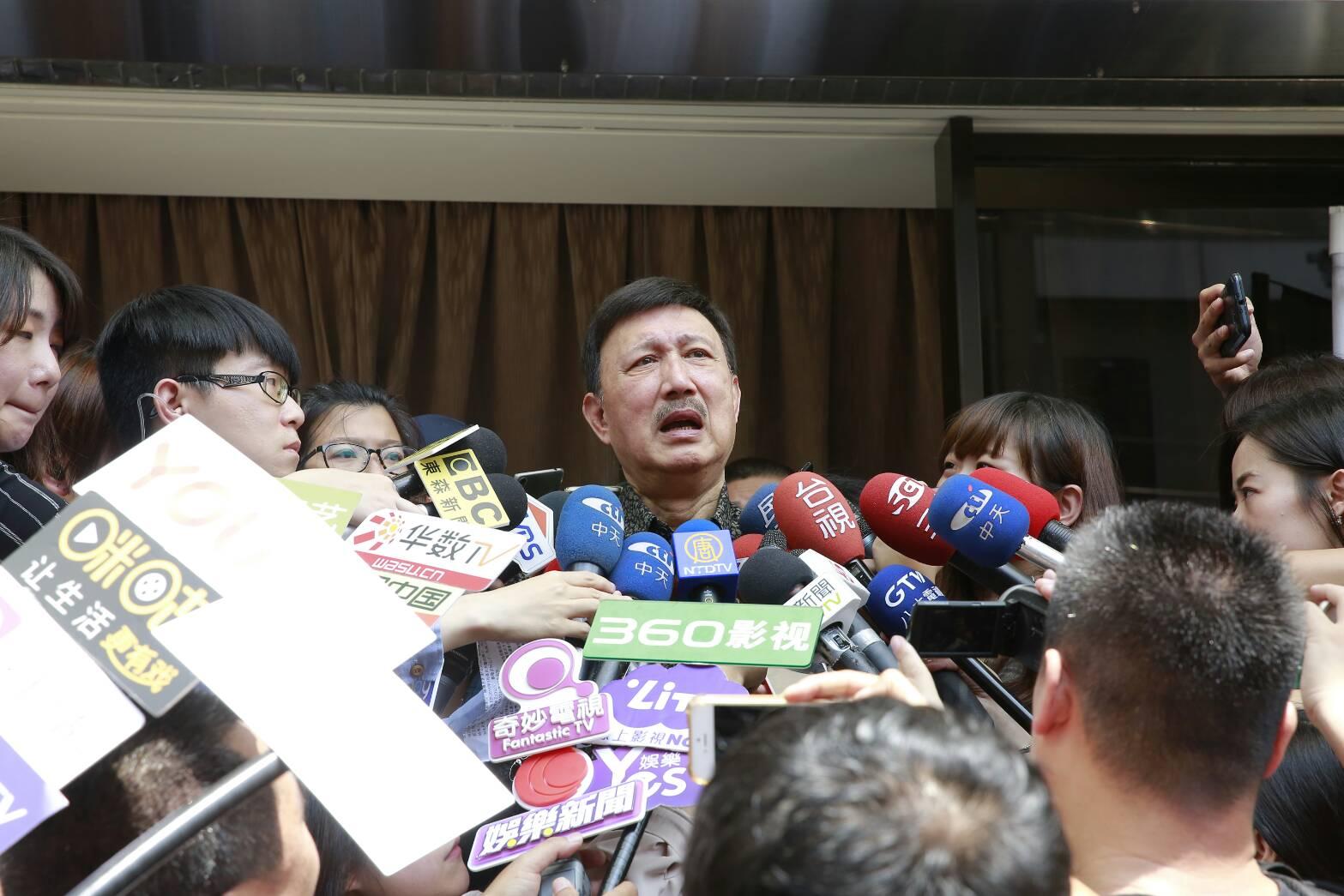 余天哭著表示豬哥亮一生傳奇,自己很敬佩他。