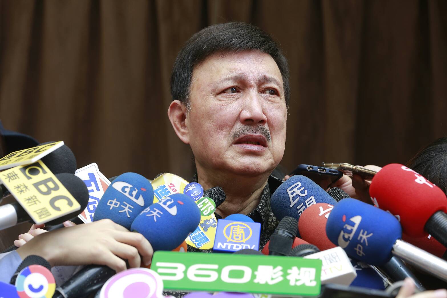 余天哭得眼睛紅腫。