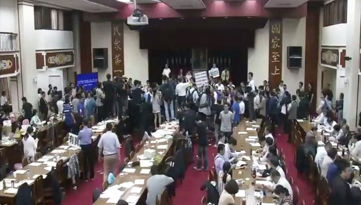 藍綠今甲動對決，國民黨立委邊灑假鈔、潑水，並與民進黨立委爆發推擠衝突。