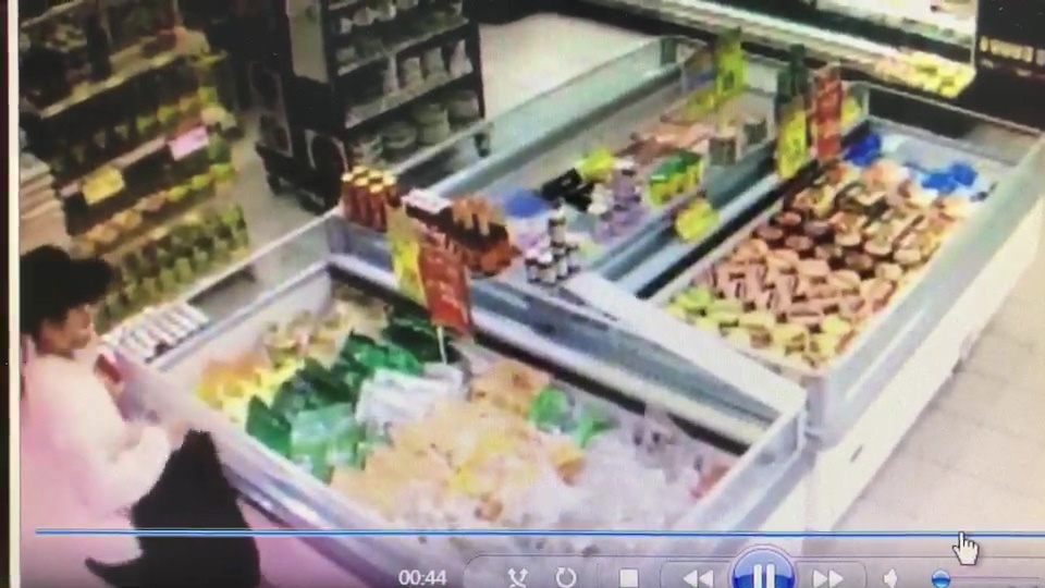 吳女共行竊3包冰凍粽子，還有1盒櫻桃，市價795元。