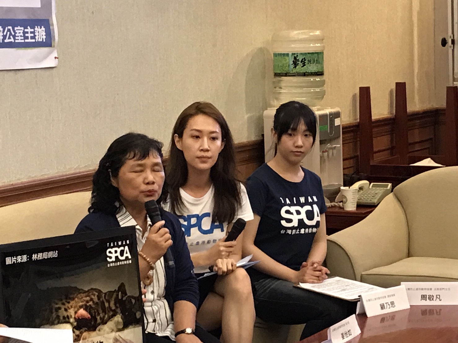 「山豬吊」用鋼索製成成本低廉，是常見的捕獵工具，立委陳曼麗（左一）指出，增訂禁用的條文目前已送入立院，待通過後就會執行。