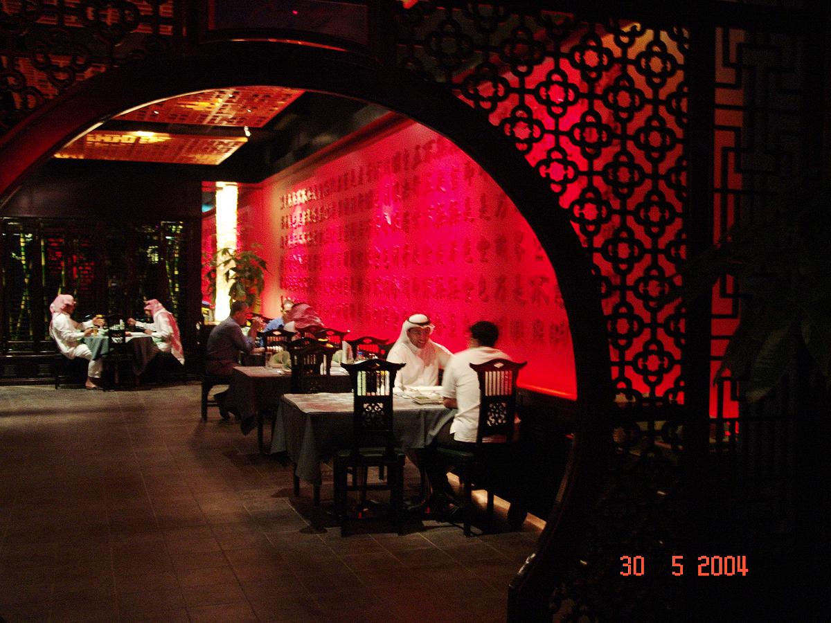 林家在阿拉伯經營「華宮」中式餐廳，相當受到食客歡迎。（林育達提供）