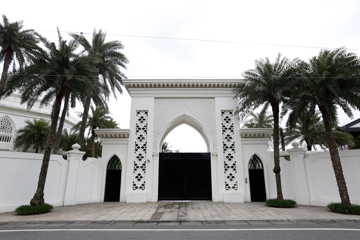 宜蘭外澳海邊的阿拉伯式宮殿，由於戒備森嚴，一般人很難一窺究竟。