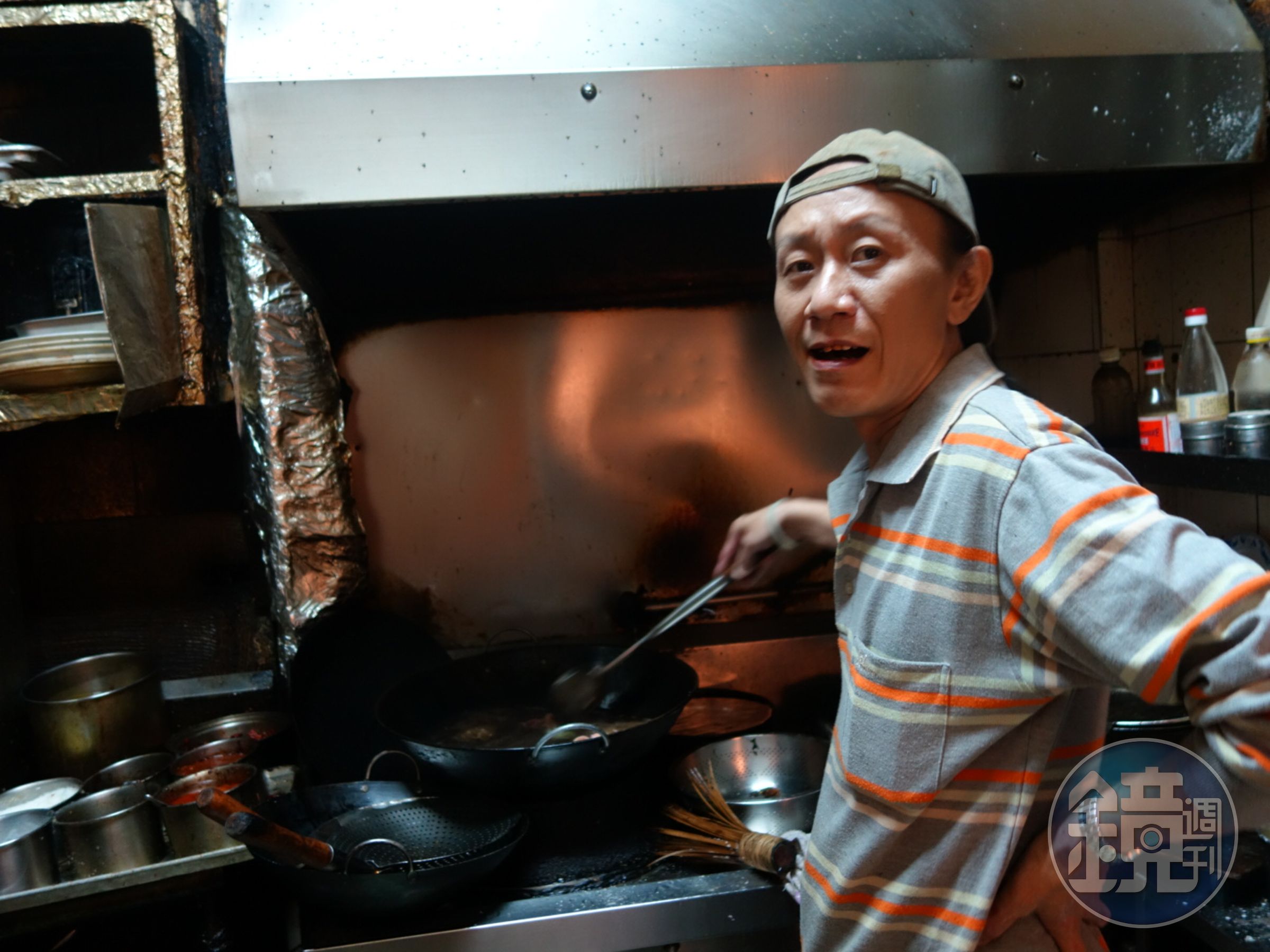 阿才的店老闆劉建華（阿華）今年3月確診罹患扁桃腺癌，只能暫時放下鍋鏟，專心接受化療與電療。（阿才的店提供）