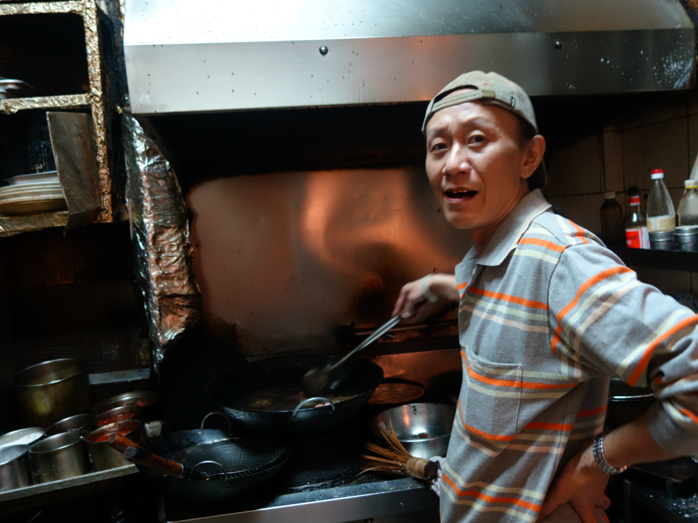 阿才的店老闆劉建華（阿華）今年3月確診罹患扁桃腺癌，只能暫時放下鍋鏟，專心接受化療與電療。（阿才的店提供）