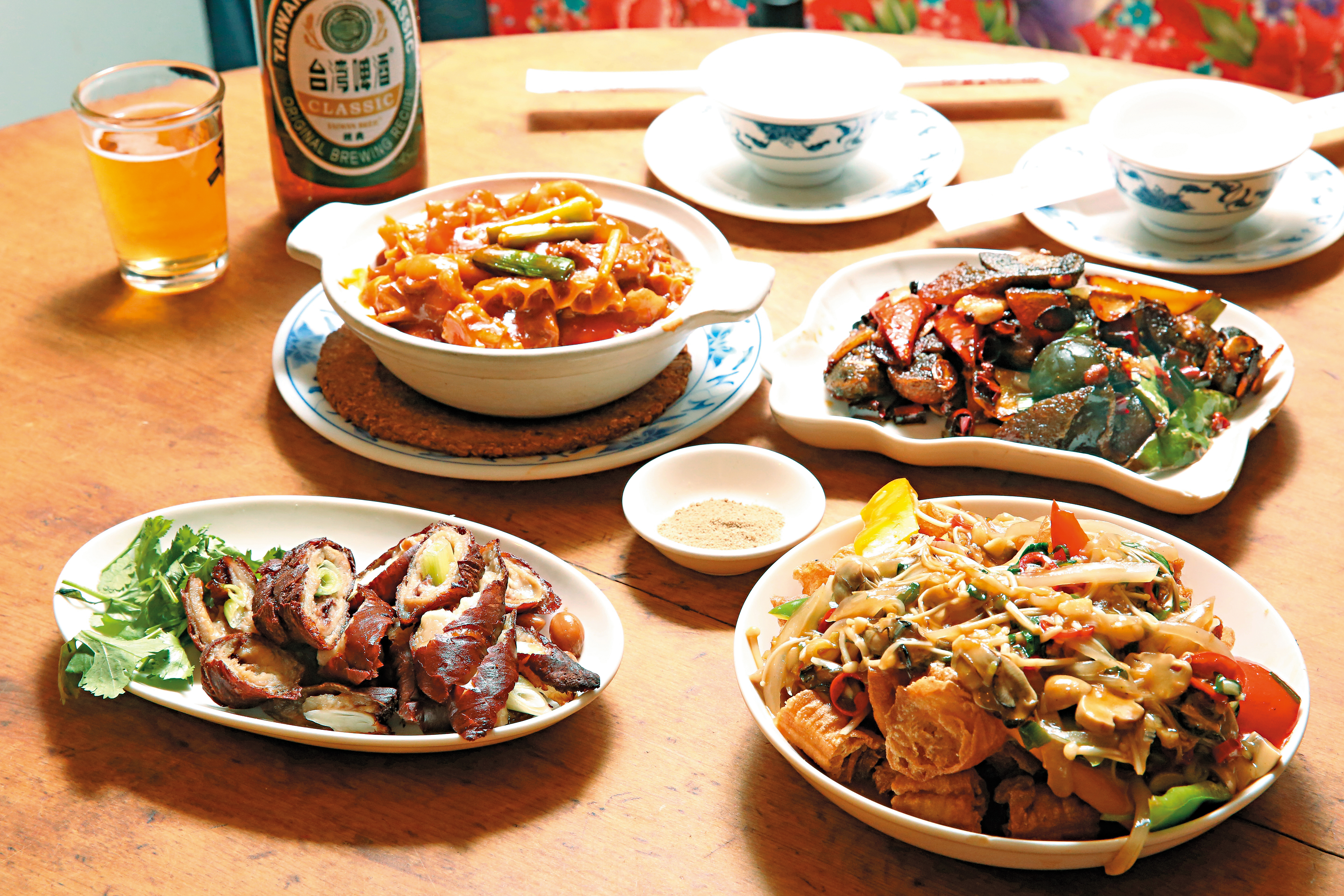 阿才的店招牌菜有炸肥腸、牛三寶、油條蚵仔與宮保皮蛋等，採用傳統台菜料理方式，和一般熱炒店的口味很不一樣，是老顧客口中的搭酒絕配。