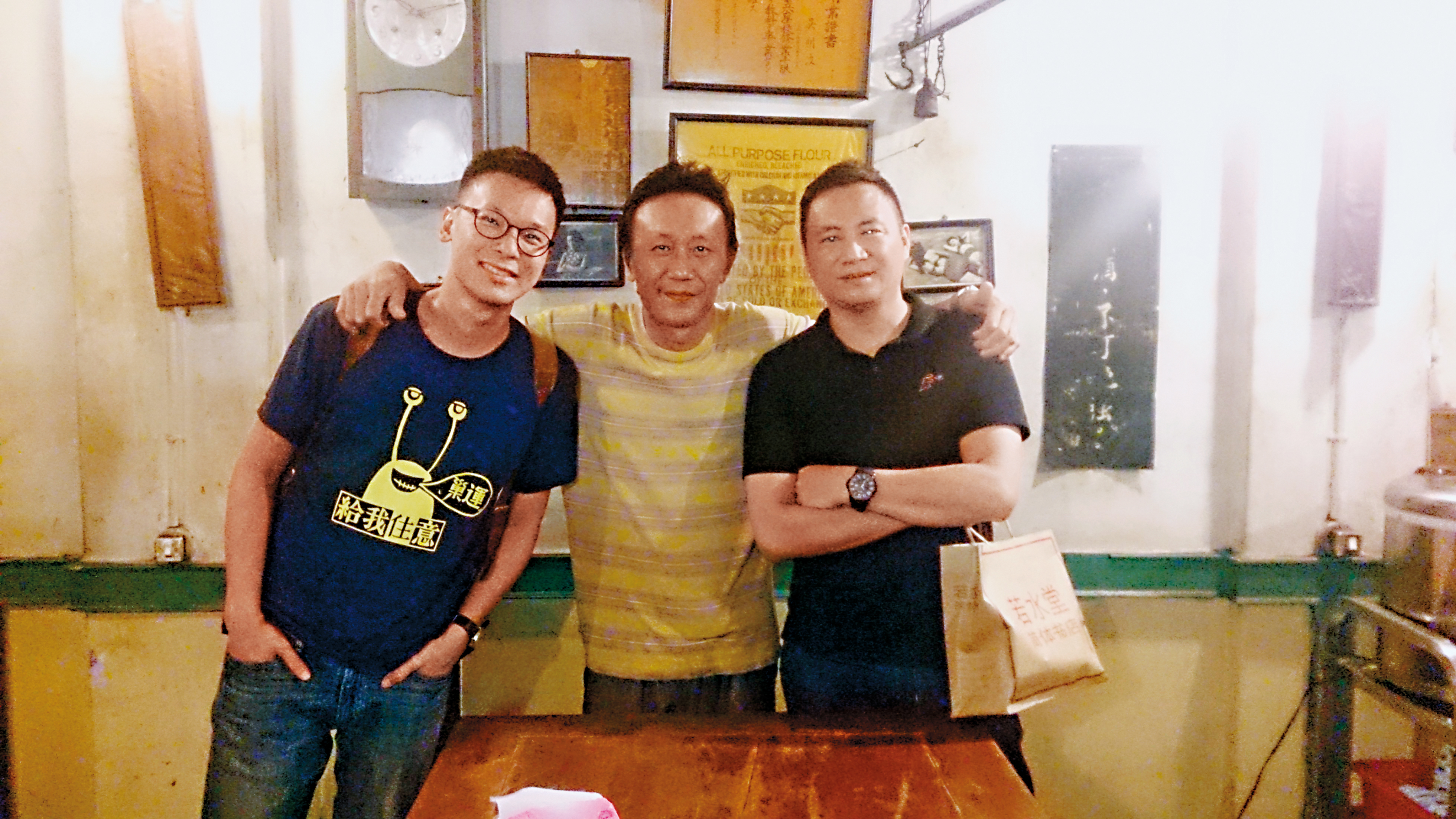 六四天安門領袖王丹與太陽花學運領袖林飛帆，與老闆阿華是好友，常來喝酒聊天。（阿才的店提供）