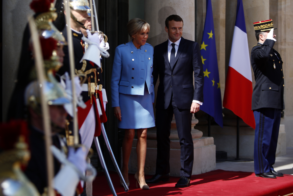 馬克宏已在14日就任，成為法國新任總統，他與妻子布莉姬的「師生戀」、「某大姊」話題持續延燒。（東方IC）