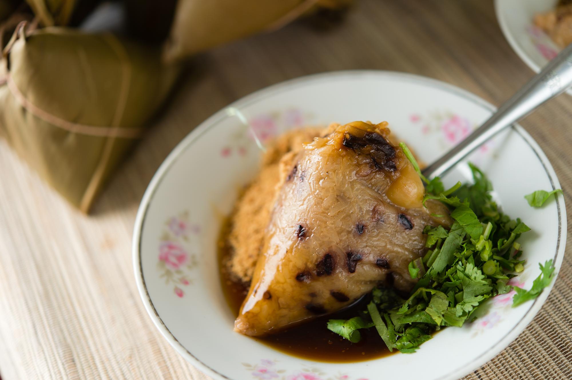 「五穀米素食粽」的米粒口感較黏Q，蓮子脆口，素料噴香。（25元／粒）