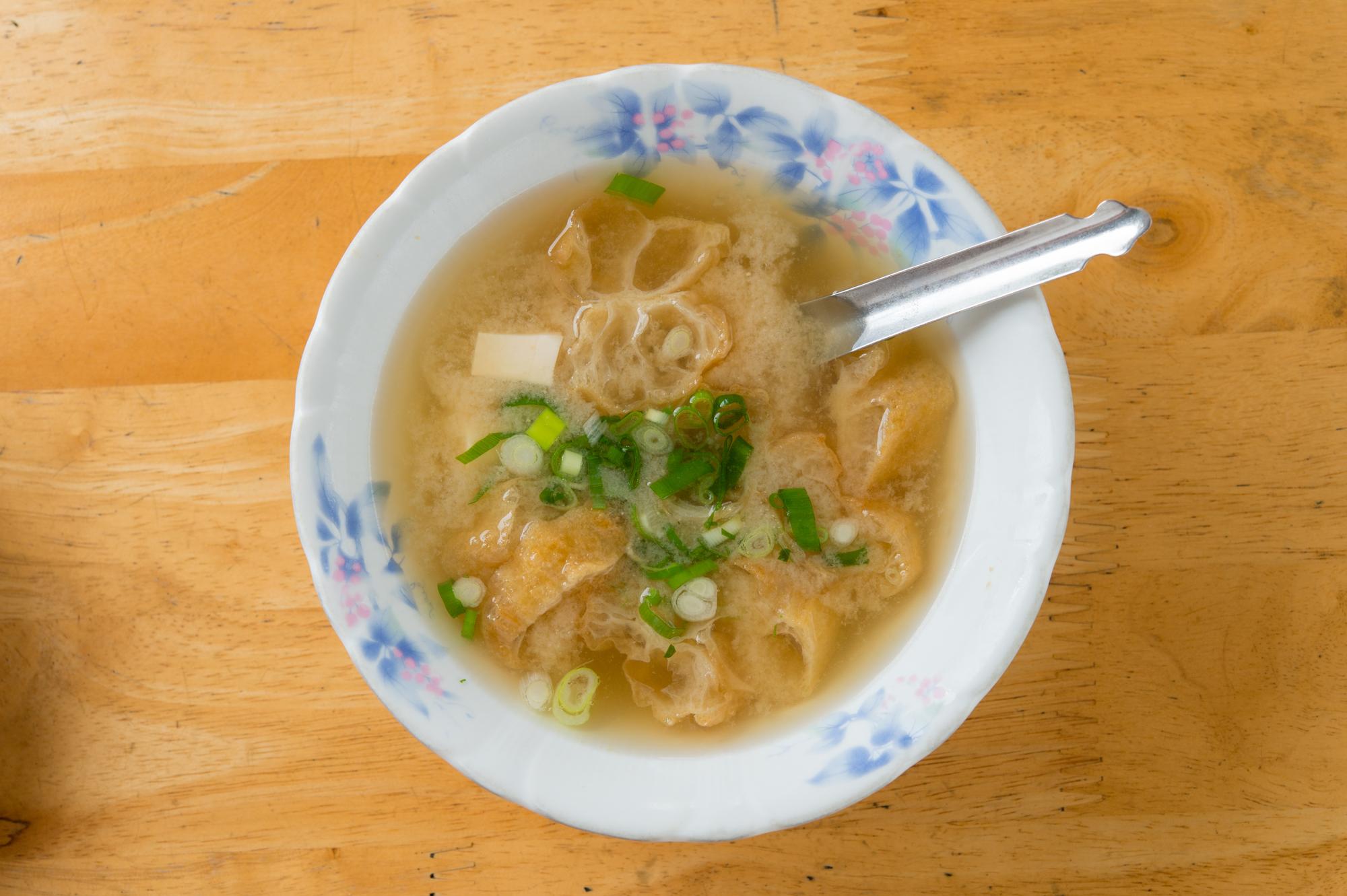 吃「菜粽」一定要再配碗摻了油條塊的「味噌湯」，才是台南人正港吃法。（10元／碗）