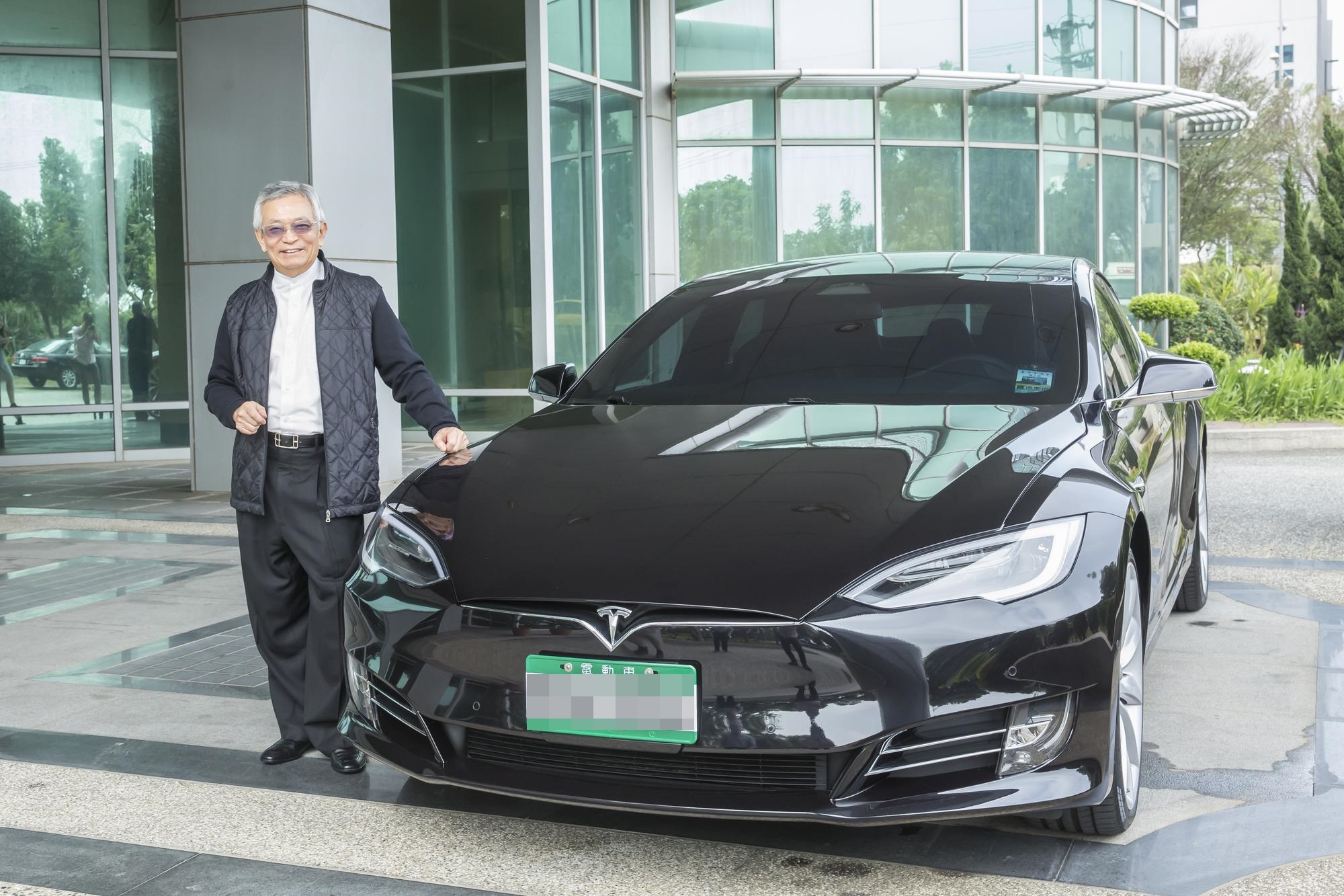 沈國榮是特斯拉唯一的變速齒輪箱零件供應商,為力挺自己製造的零組件,他購入4台特斯拉S型(Model S),圖中車款要價600多萬元。