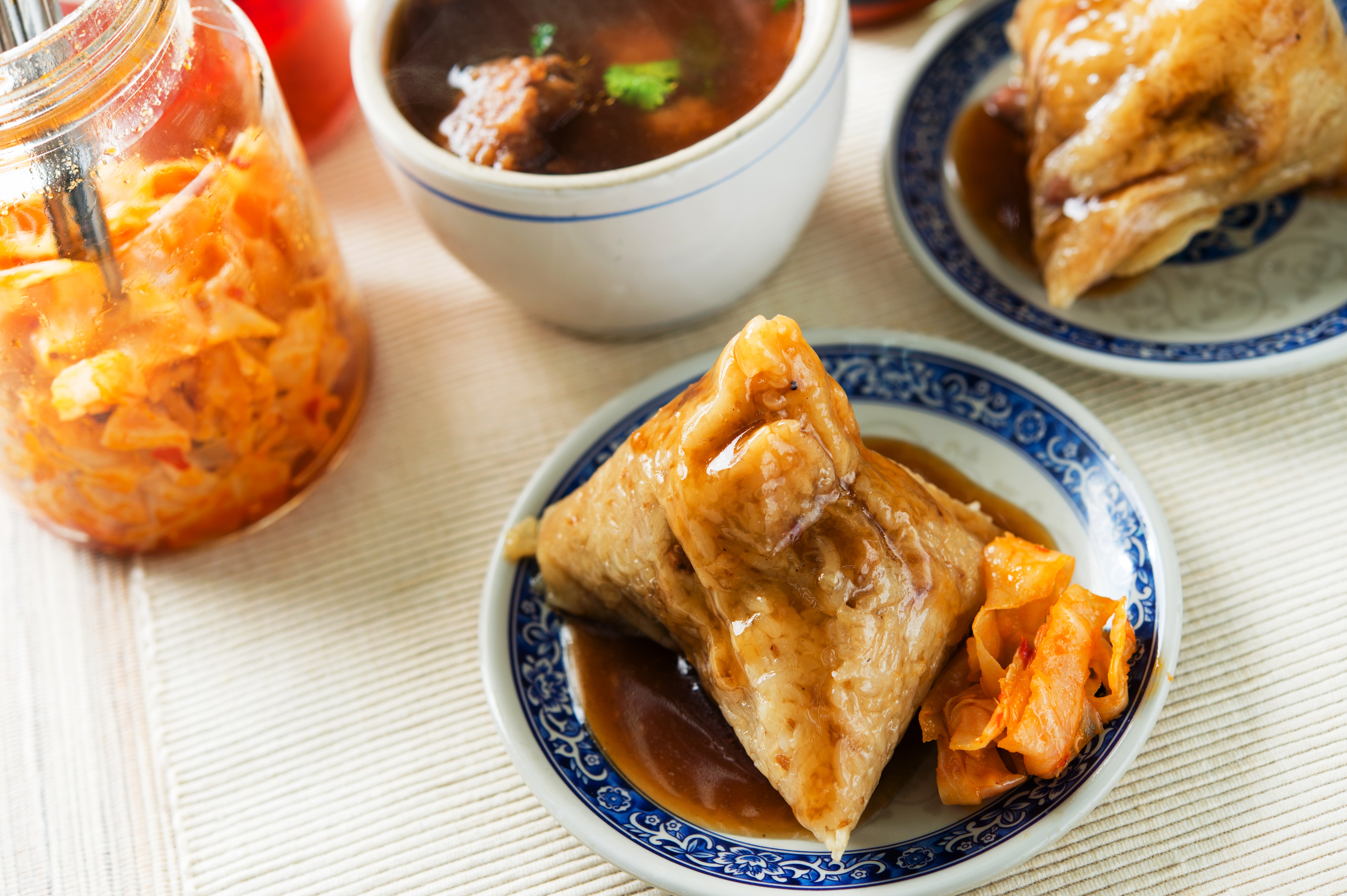 全年供應的「招牌肉粽」，米軟卻保有嚼感，豬肉香嫩不柴，搭點自製的辣泡菜別有風味。（45元／粒）