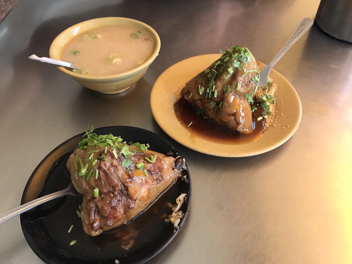 快70年歷史的台南老粽子店「圓環頂肉粽、菜粽專家」，小小店面只賣肉粽、菜粽，但你還能選是要包竹葉或是包月桃葉的。