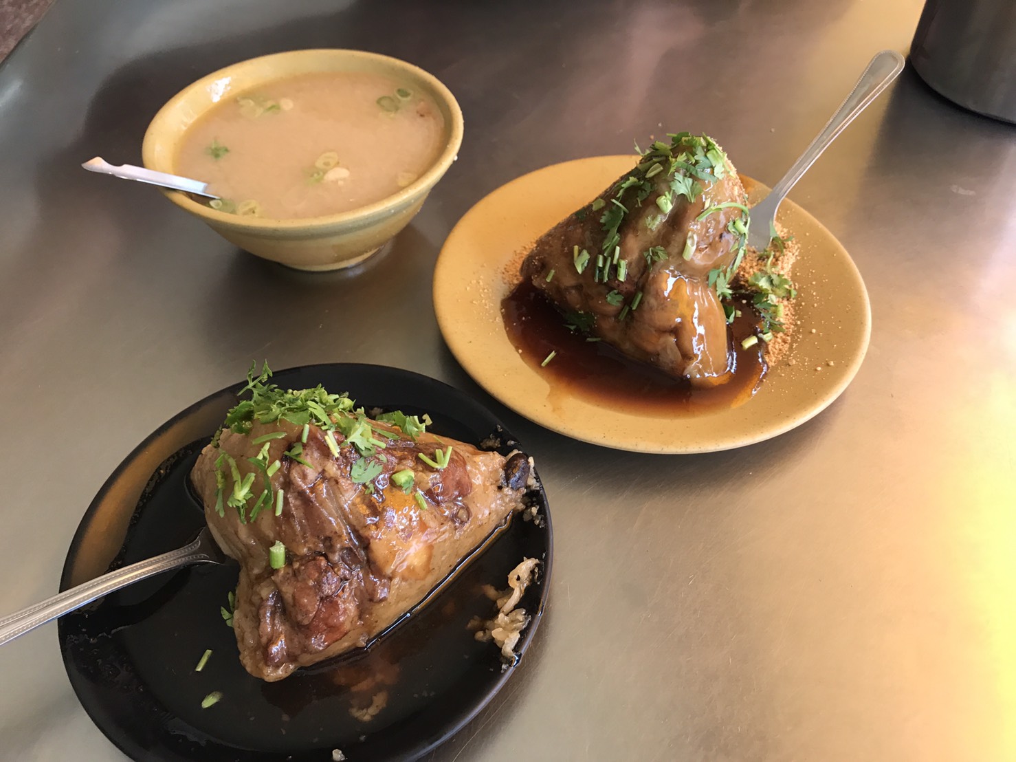 快70年歷史的台南老粽子店「圓環頂肉粽、菜粽專家」，小小店面只賣肉粽、菜粽，但你還能選是要包竹葉或是包月桃葉的。