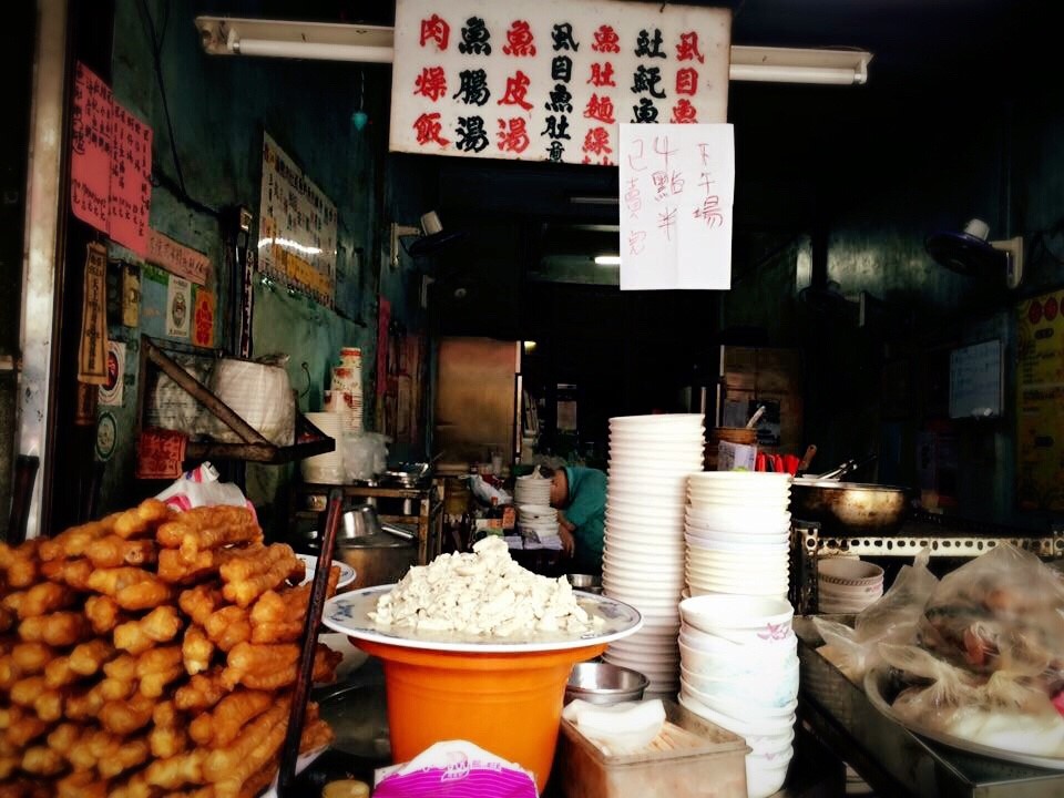 台南早餐選擇多，一早吃鹹粥配油條，是很經典的組合。