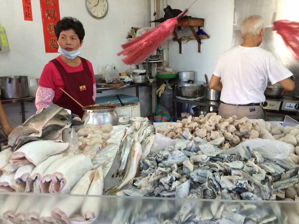 「阿和肉臊飯」是很多台南人早餐的心頭好，吃飯配魚肚湯、魚皮湯，是很平凡常見的早餐。