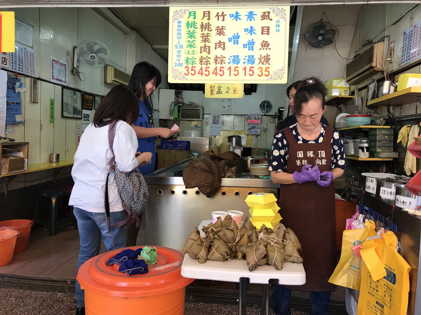 70年老粽店「圓環頂肉粽、菜粽專家」的粽子還分竹葉或月桃葉，各自芳香、各有食客擁戴。