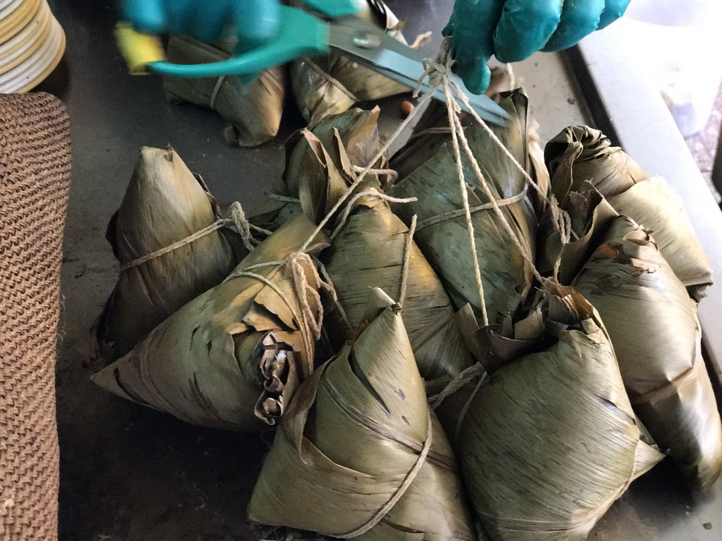 用水煮法的南部粽入口綿黏，食材交融。（45元／顆）