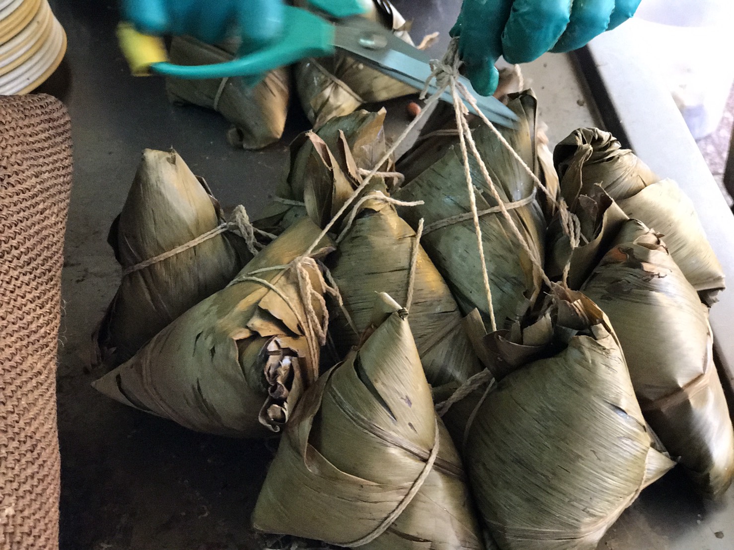 用水煮法的南部粽入口綿黏，食材交融。（45元／顆）