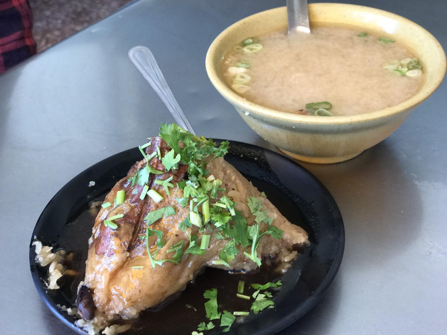 「竹葉肉粽」香味清香，內餡入味濃醇，是簡單的基本款肉粽，但深受食客擁護。（45元／顆）