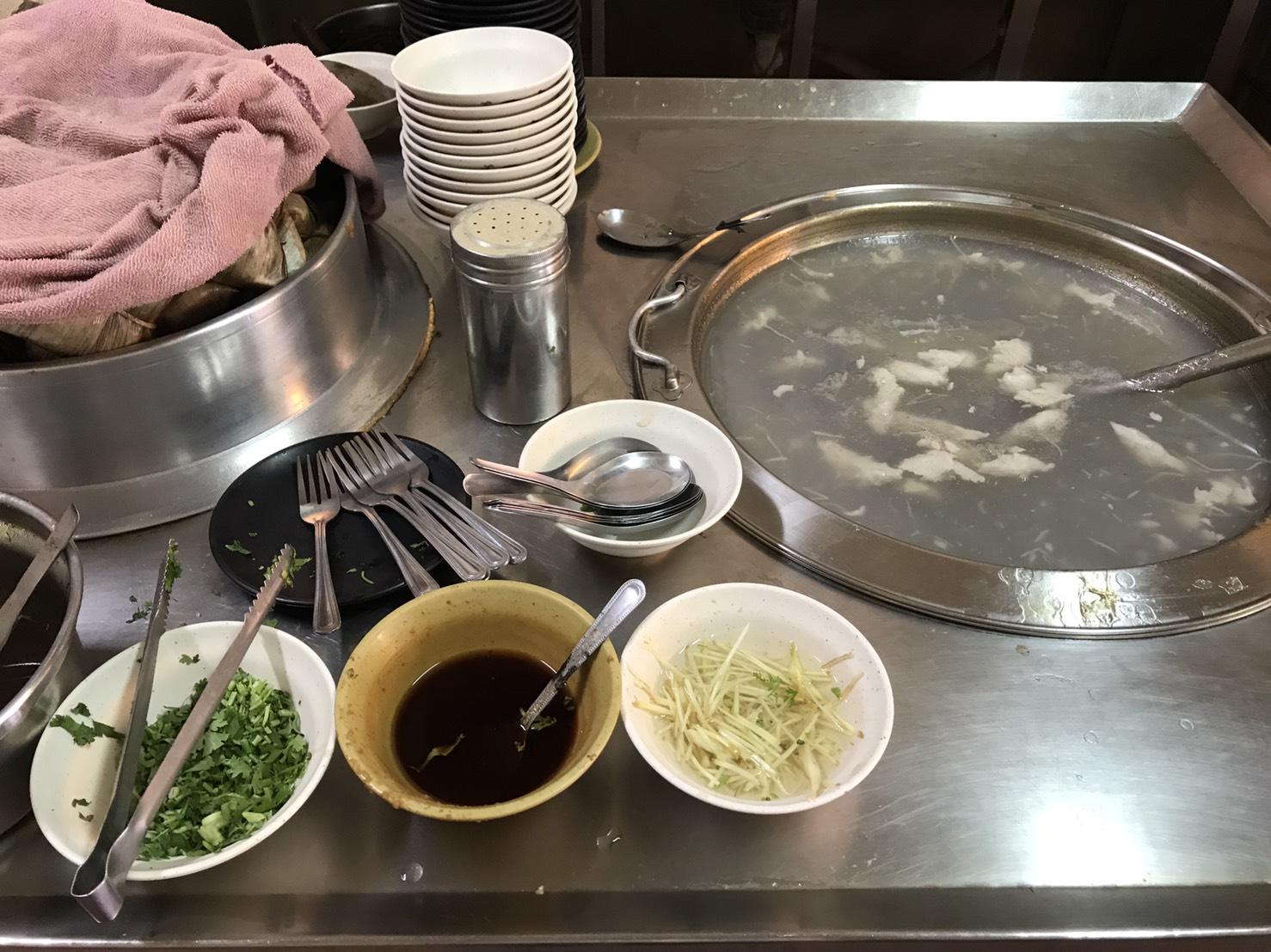 吃粽子配濃稠香甜的「虱目魚焿」也是台南人喜歡的組合。（35元／碗）