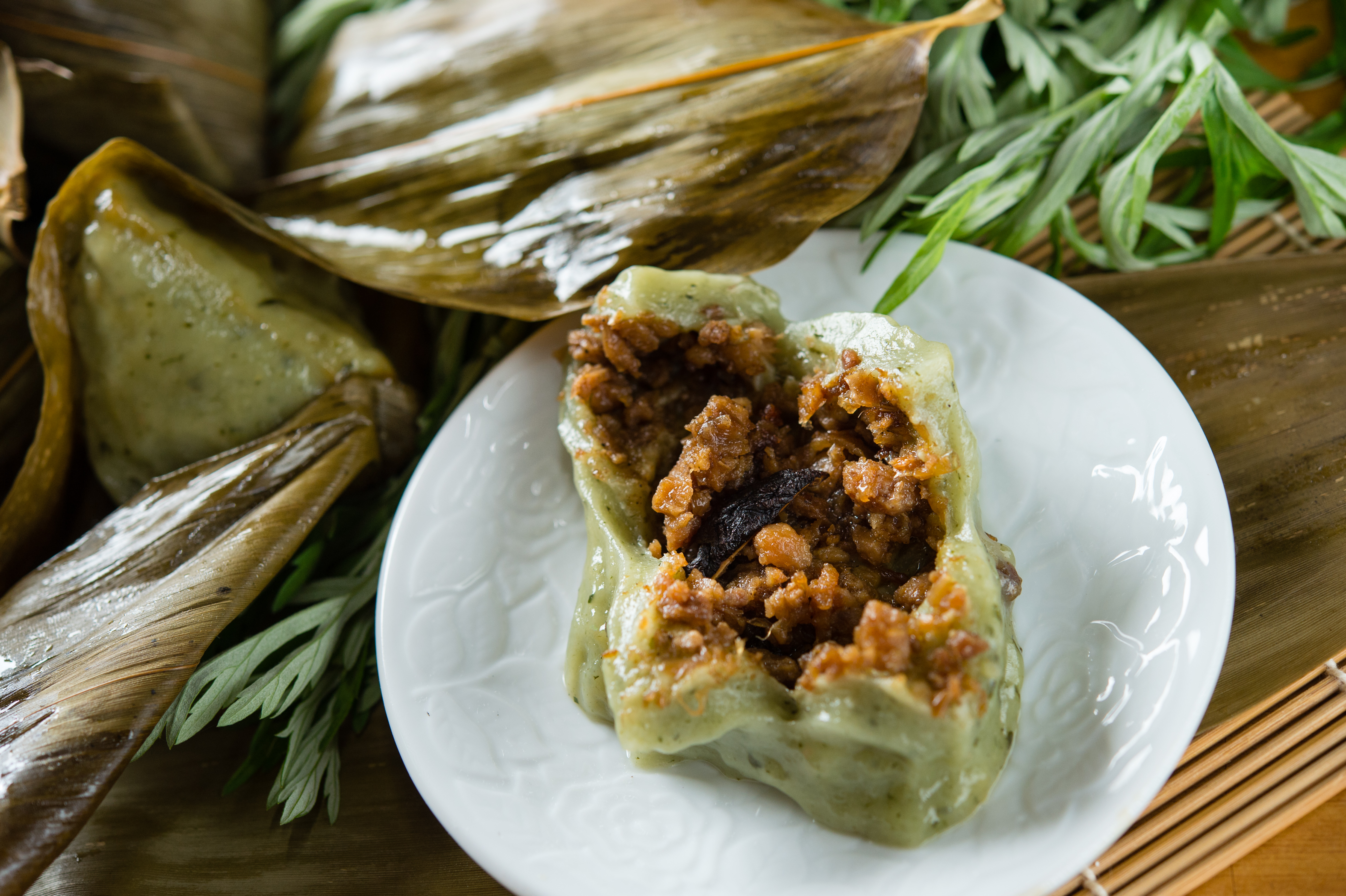 「粿粽」外皮Q勁十足帶有淡淡青草香，餡料吃得到菜脯、絞肉的鹹香，和香菇、蝦米的鮮味。（35元／粒）