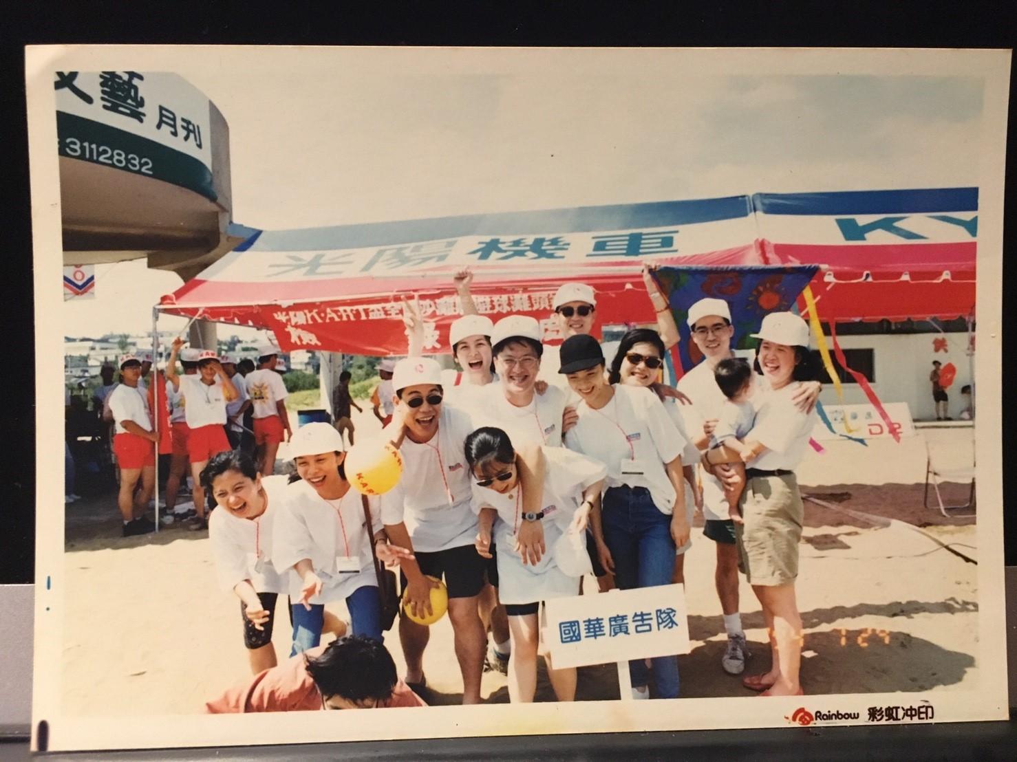 何炳霖（後排左五）與妻子許建珠（後排左四）在廣告公司相識。（何炳霖提供）