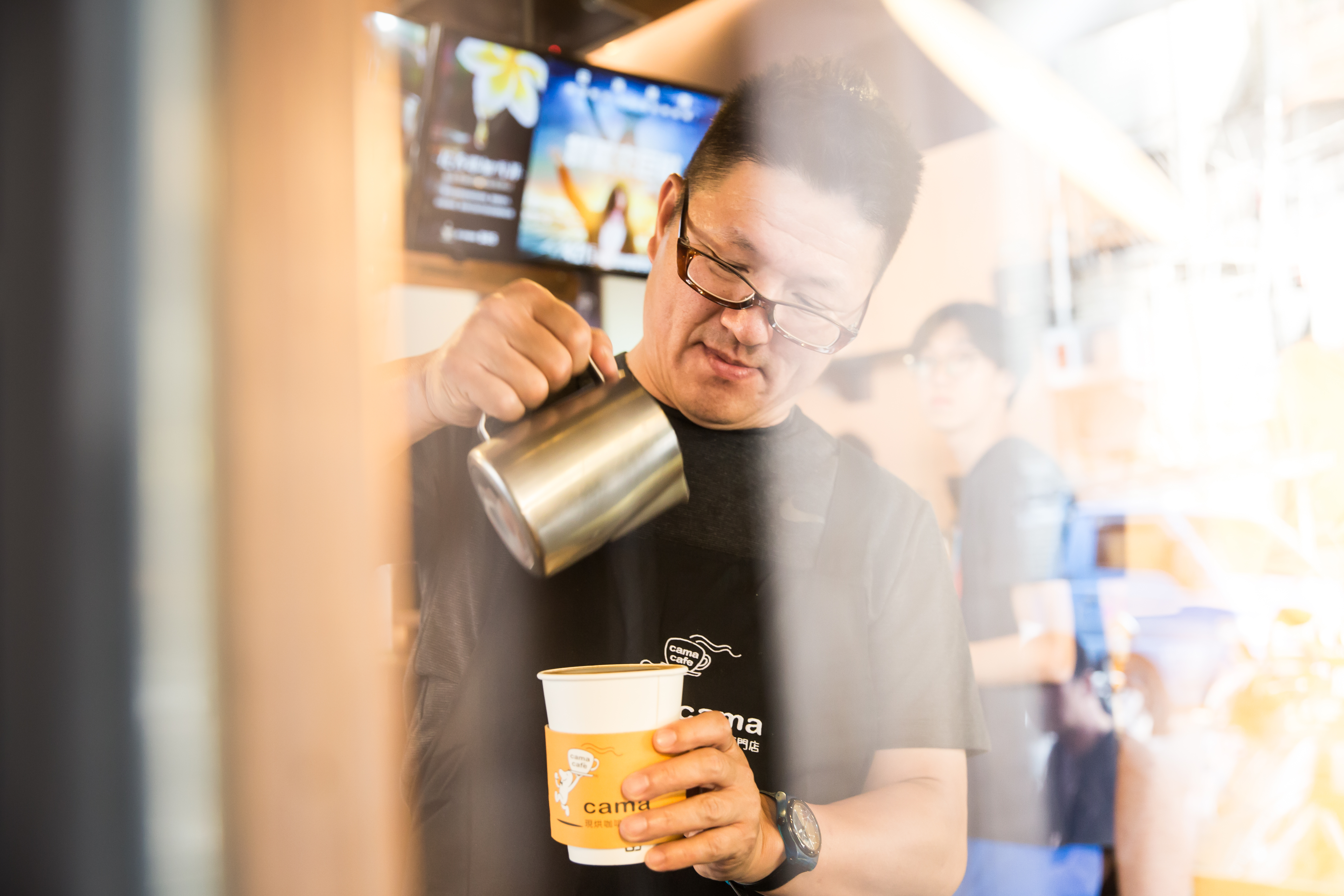 cama café早期的4家直營店，都由何炳霖與妻子許建珠擔任吧檯手，他並拿到美國SCAA精品咖啡協會杯測師認證。