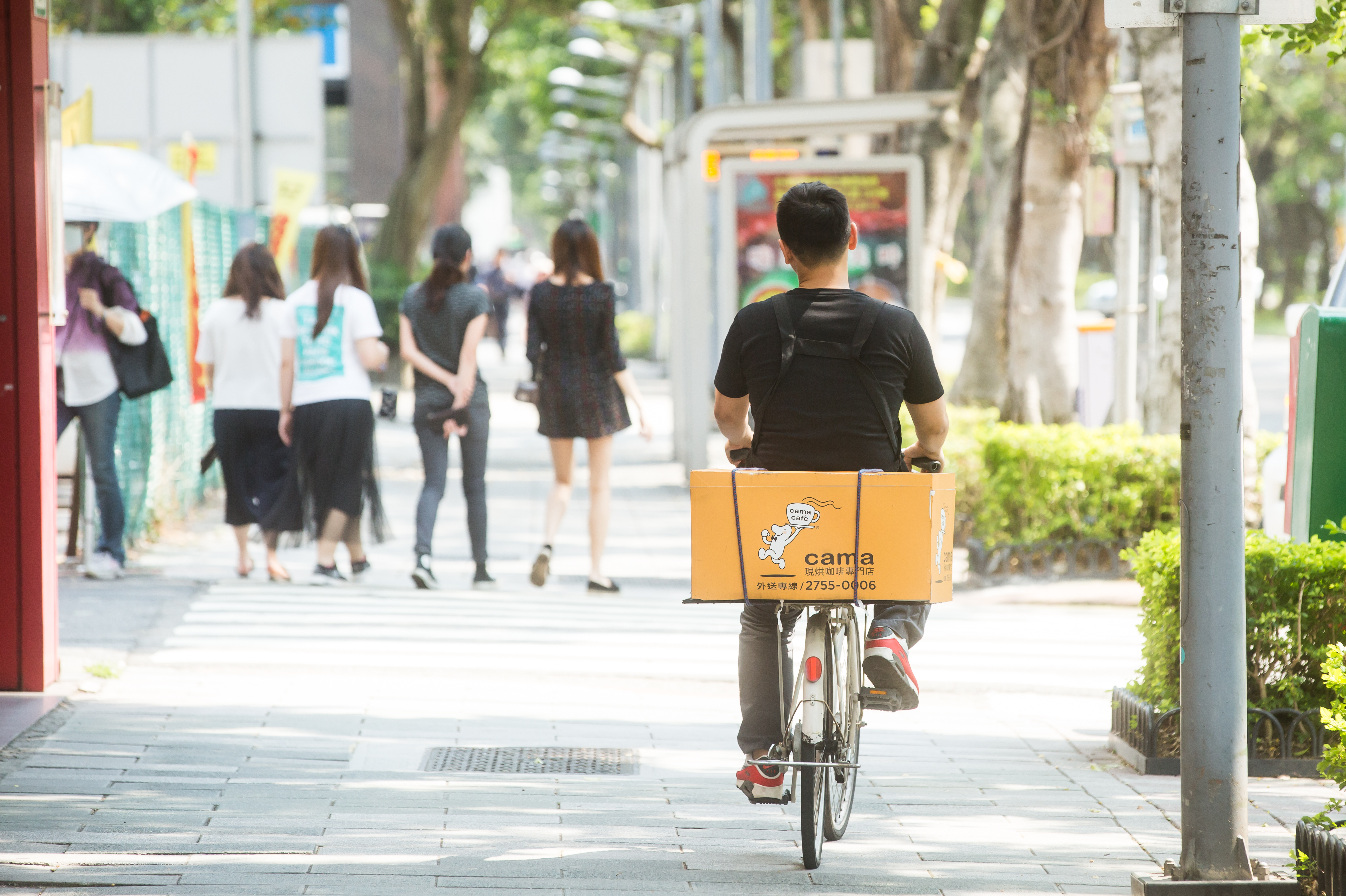 cama café目標客群鎖定上班族，在商辦區發展辦公室外帶、外送市場。
