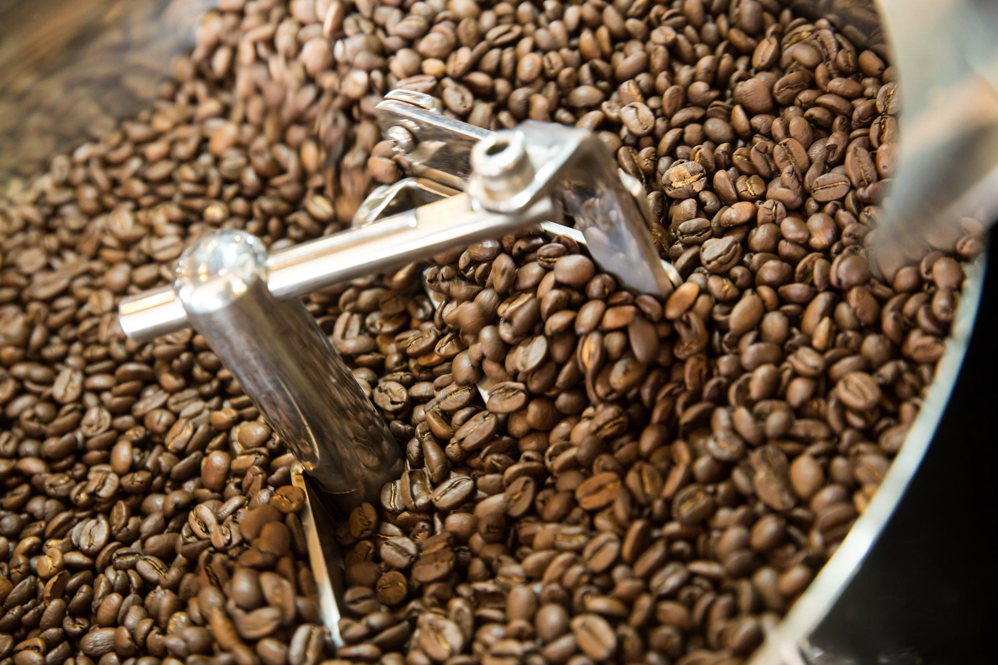 每家cama café門市都設有烘豆機,員工都在門口親手挑豆、烘豆。