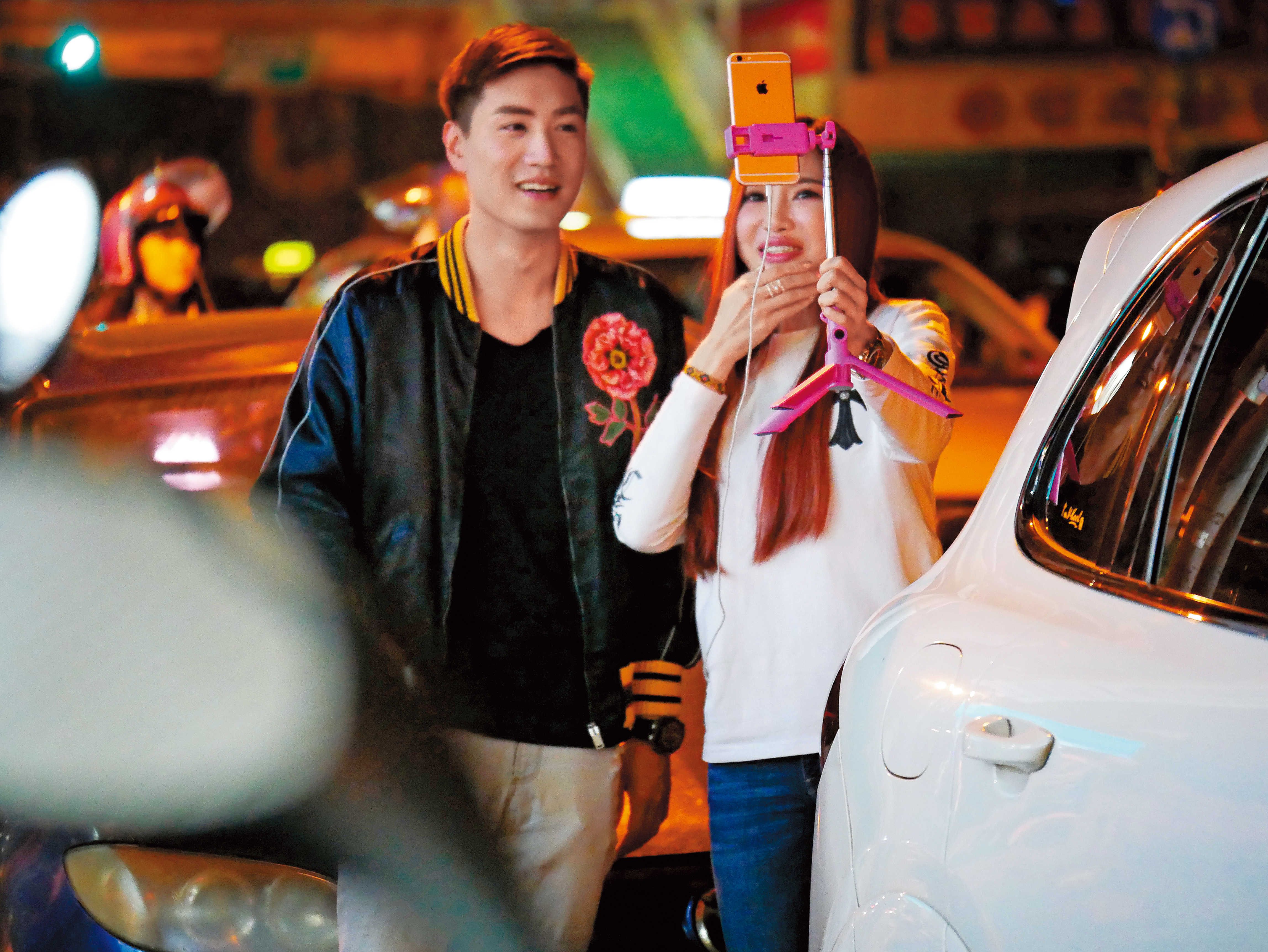 廣告代銷商小開威廉來到臨江街夜市跟吳玟萱會合，正好吳玟萱在直播，威廉見狀也跟網友打招呼。