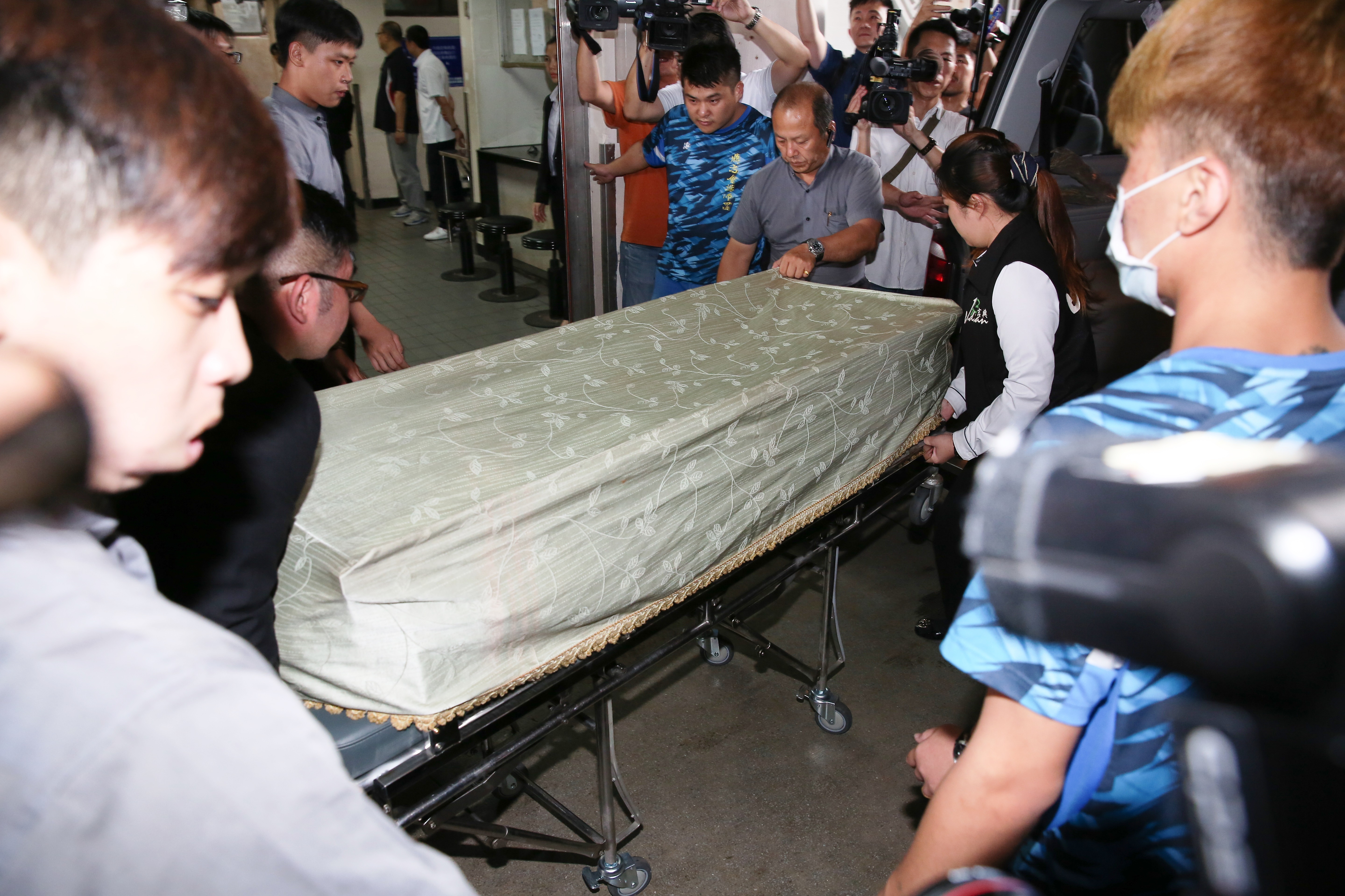 豬哥亮離開了人生舞台，遺體移往板橋的龍華會館。