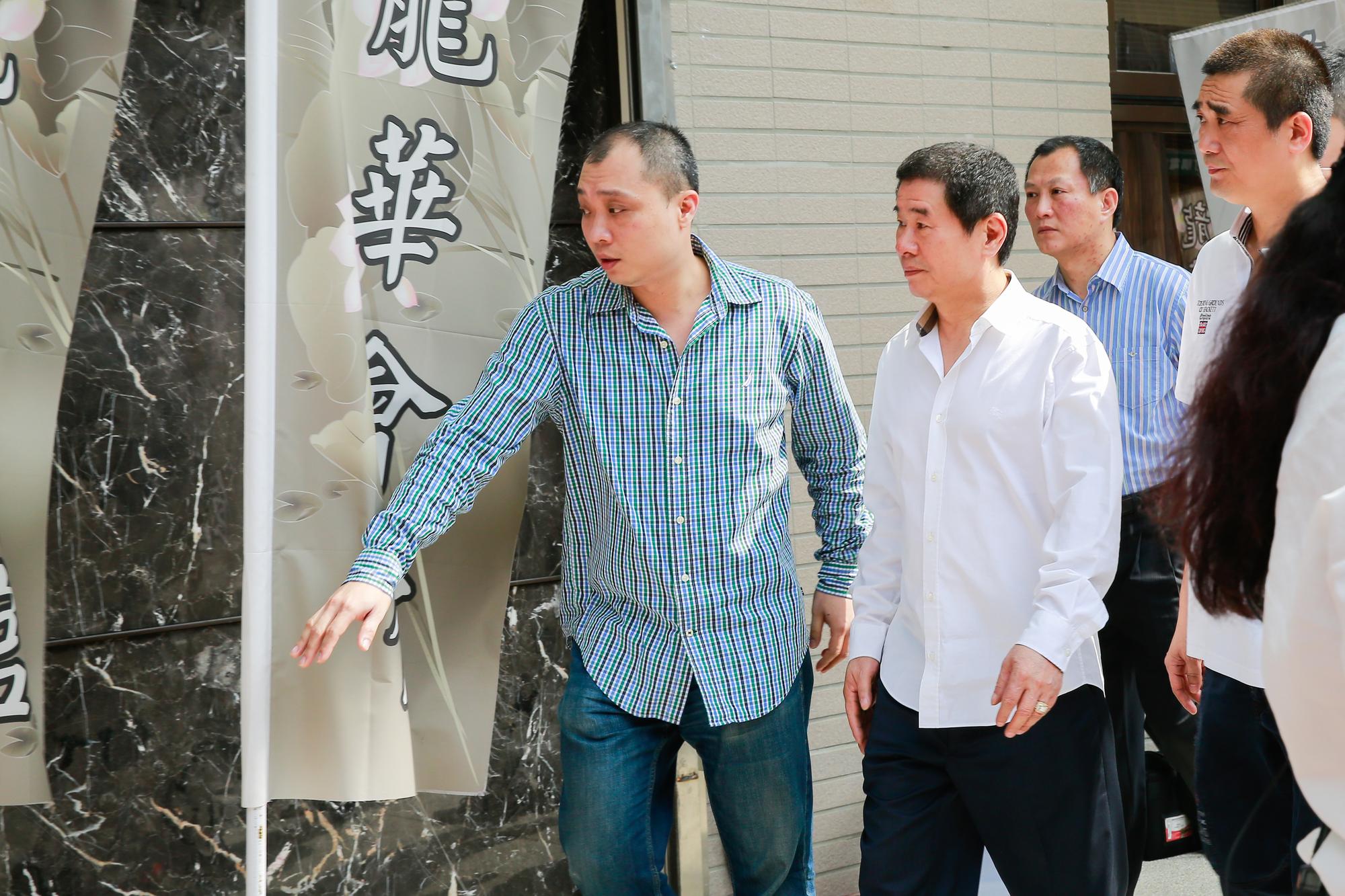 「黑龍」黃良誥親自幫豬哥亮處理後續的喪葬事宜。