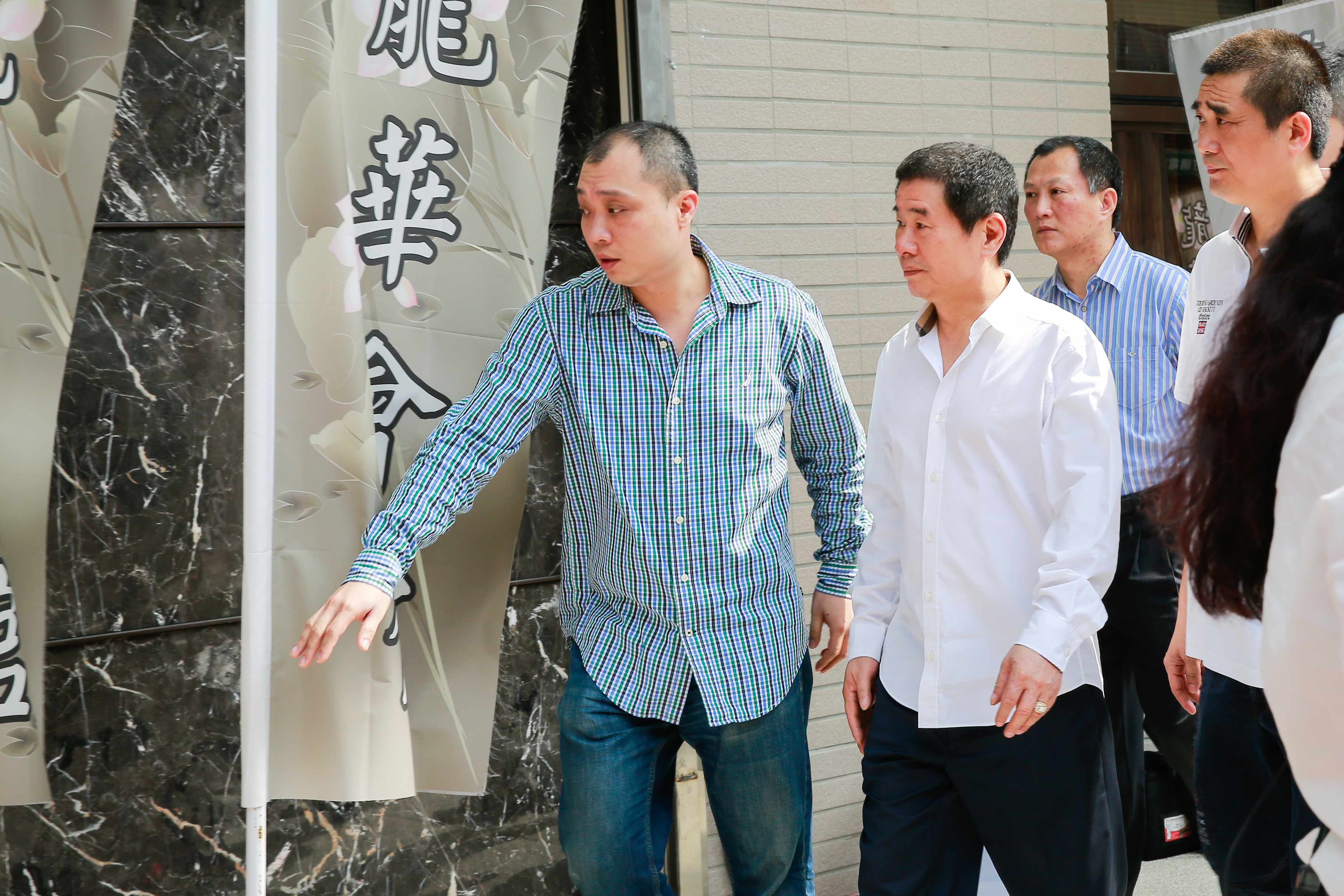 「黑龍」黃良誥親自幫豬哥亮處理後續的喪葬事宜。