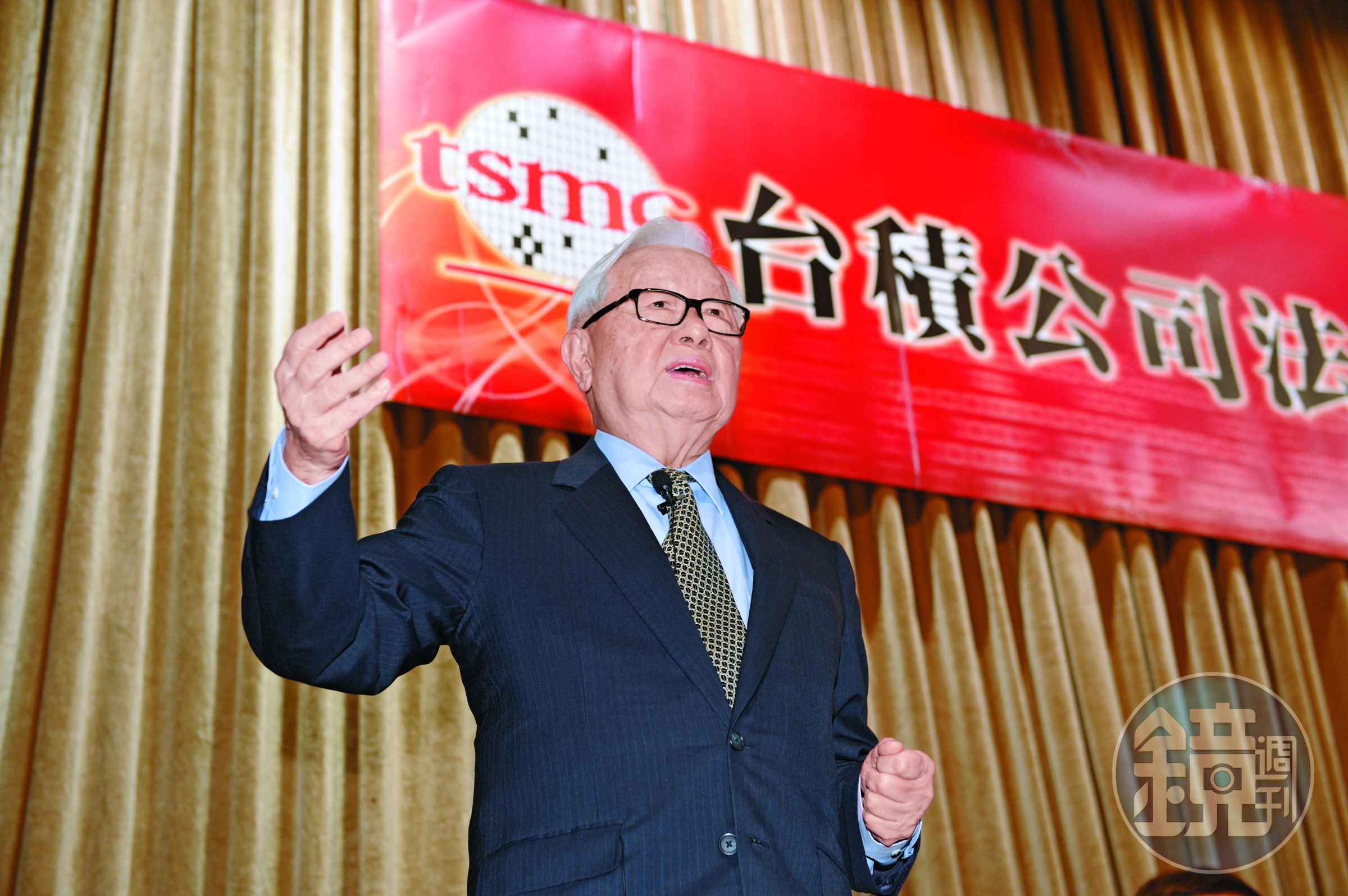 台股站上萬點，市場資金追逐的是如台積電、大立光等大型權值股。圖為台積電董事長張忠謀。
