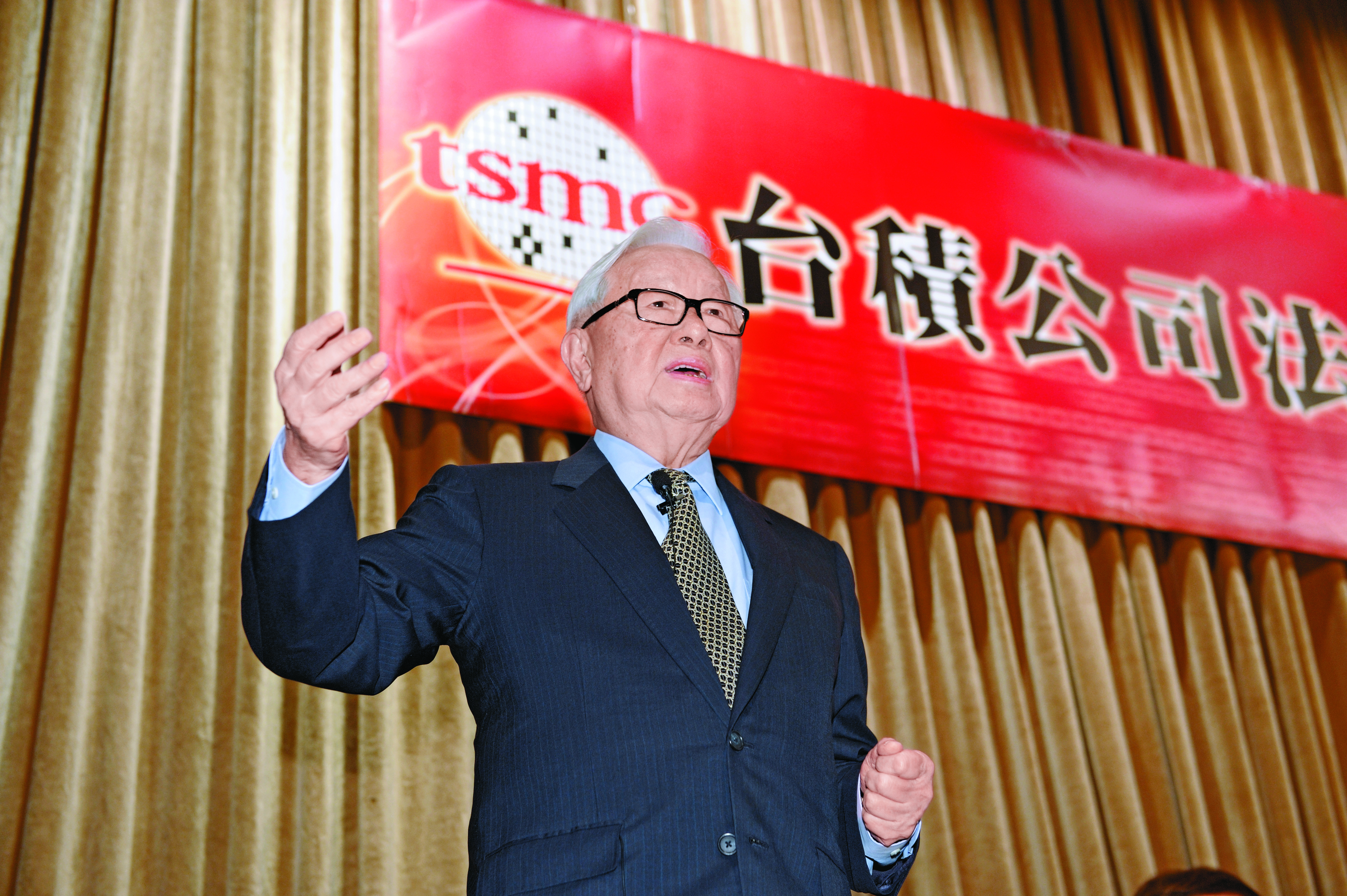 台股站上萬點，市場資金追逐的是如台積電、大立光等大型權值股。圖為台積電董事長張忠謀。