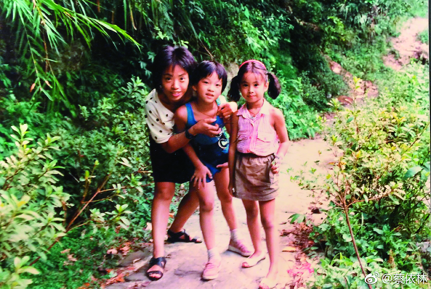 蔡依林（右）小時候與媽媽（左）出遊，可看出她從小就是個美人胚子。（翻攝自蔡依林微博）