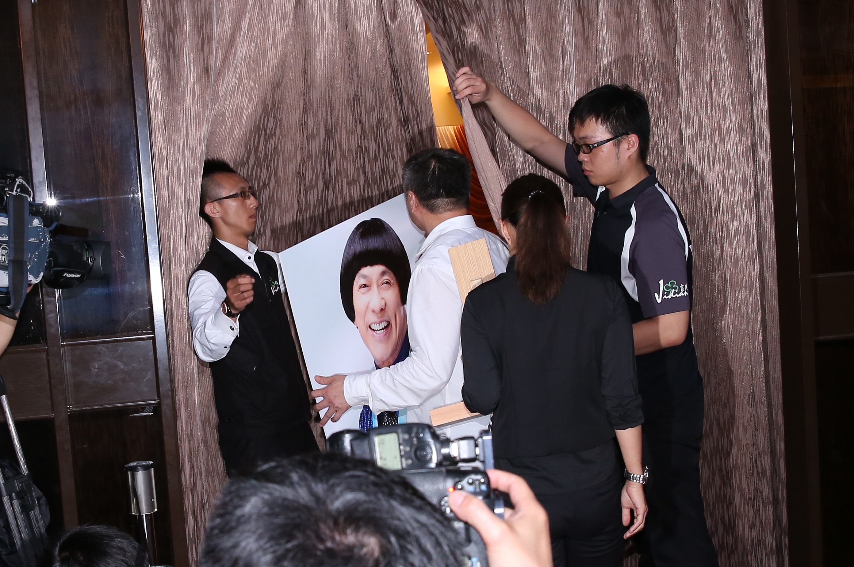 豬哥亮遺照曝光，工作人員協力搬至靈堂。