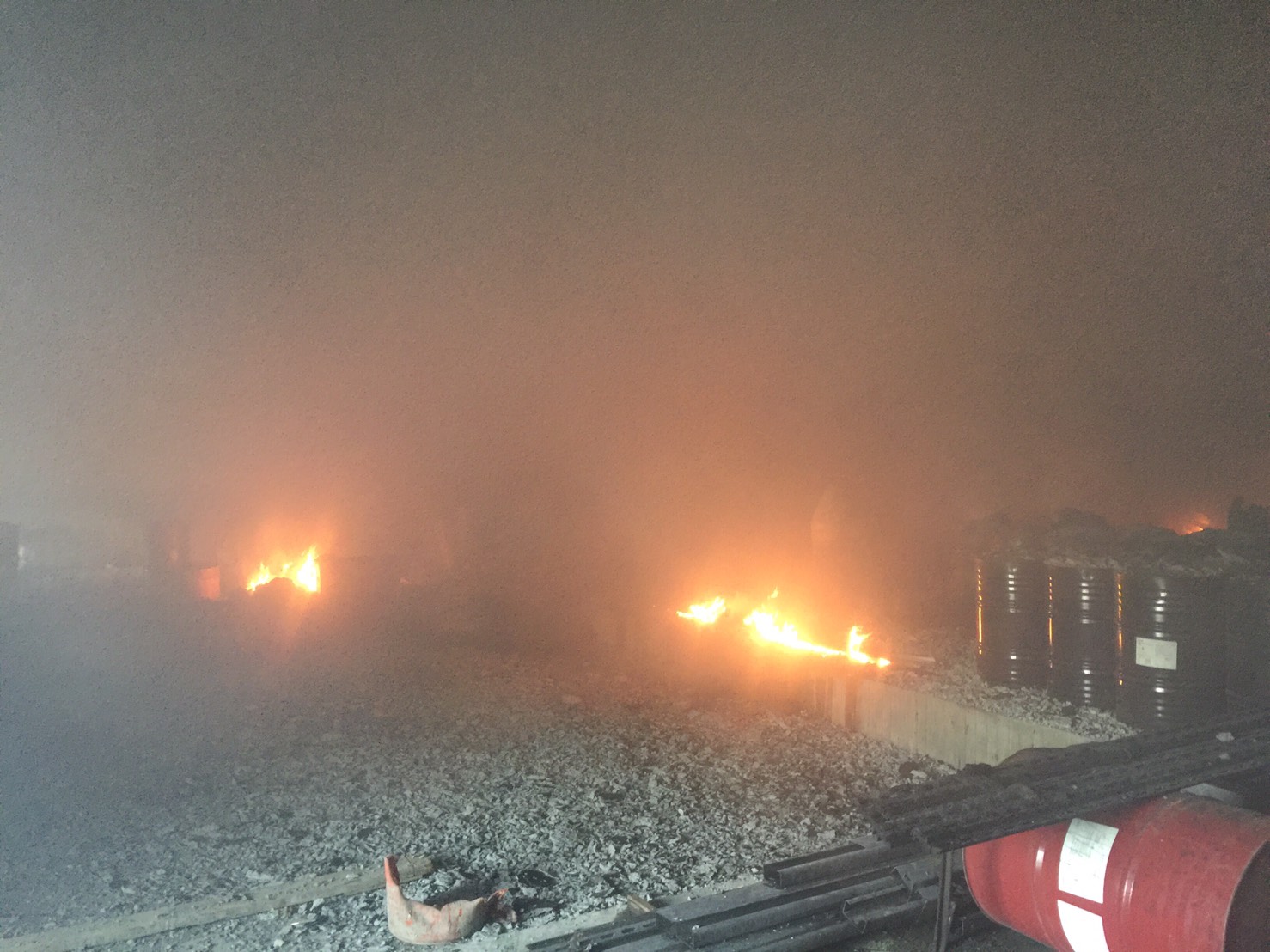 工地火警疑似乙炔焊接火星掉落pu地板引大火。