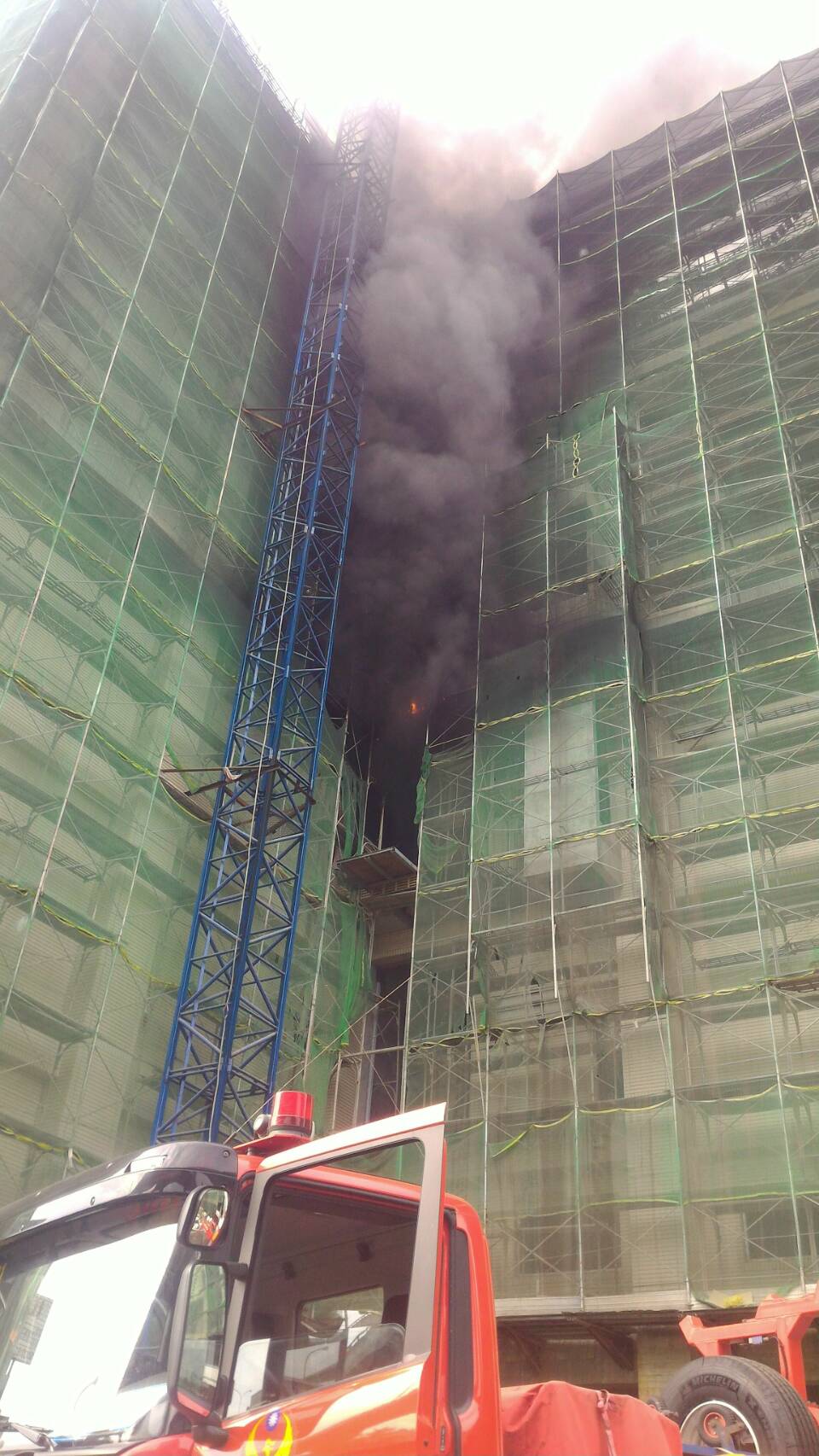 7樓新建食品廠工地大火,15名工人一度受困,最後被警消救出,但一人燒死。