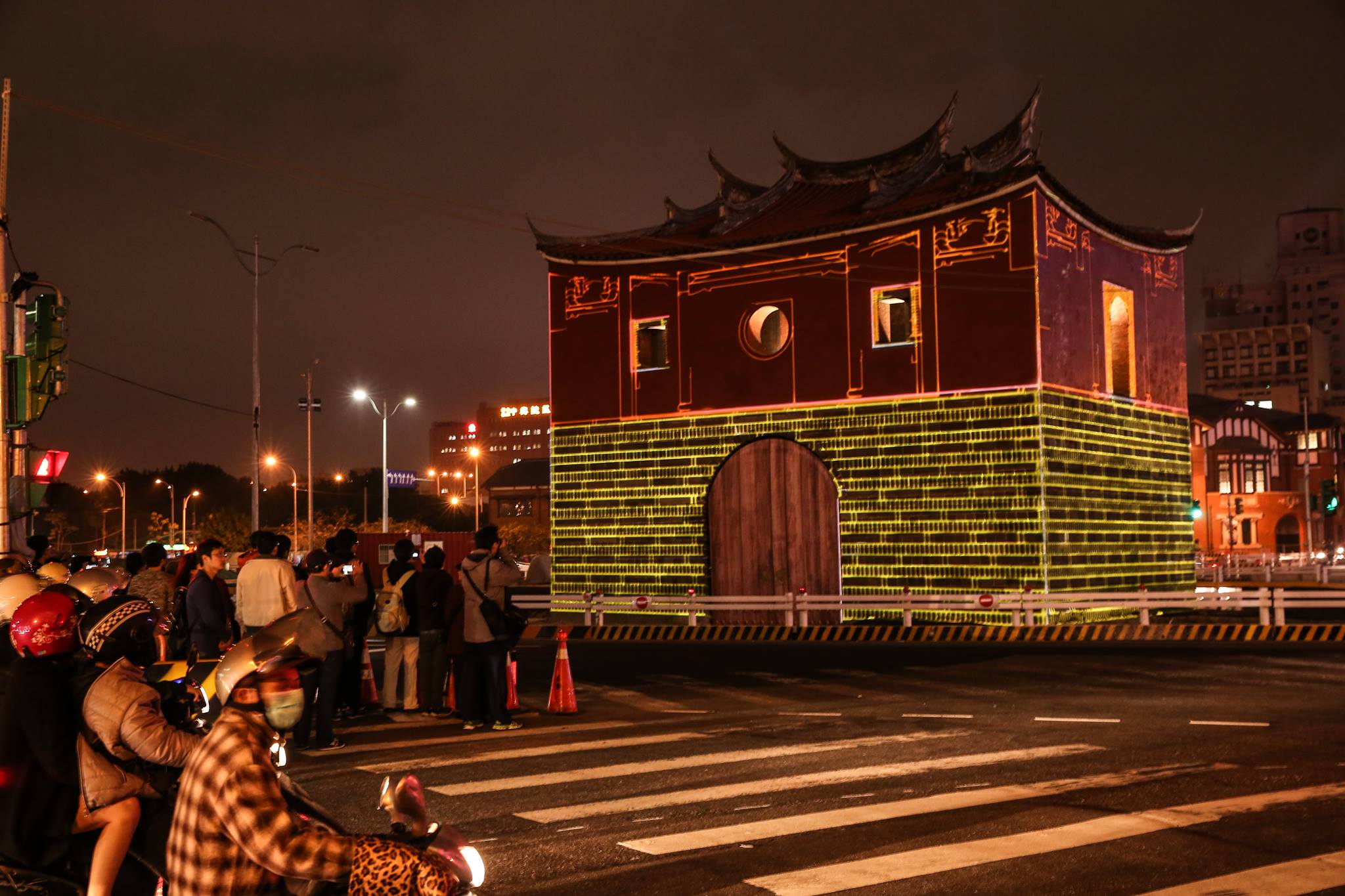 台北市府1966年以「整頓市容」為由，將各城門的城樓由閩式碉堡城樓，改建成仿造中國華北的樣式建築，僅有北門因預定拆除而逃過一劫。