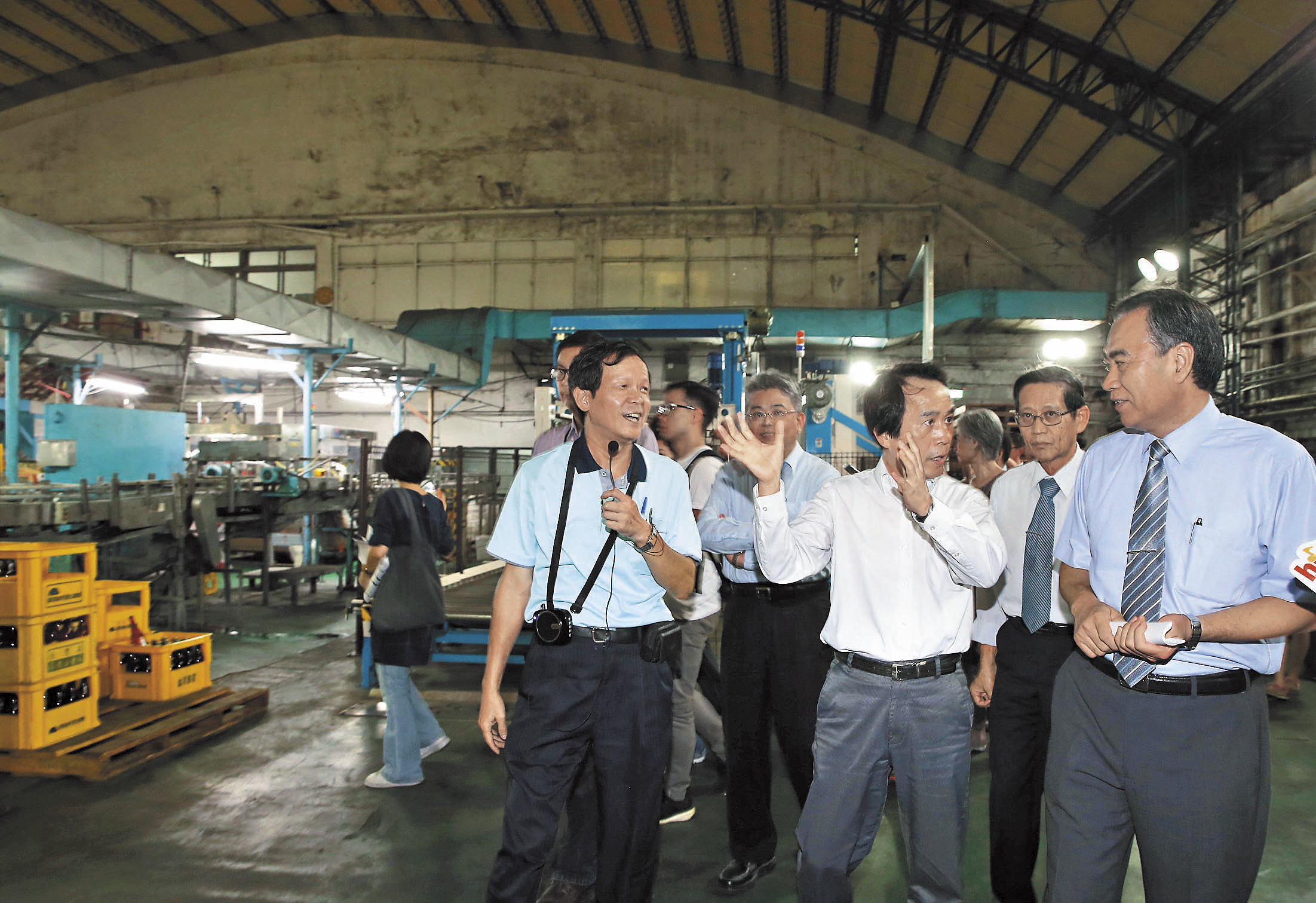 台啤工場預計將成為啤酒文化專用區，去年台北市副市長林欽榮（前中）與台酒董事長吳容輝（前右）會勘現場。（聯合知識庫）