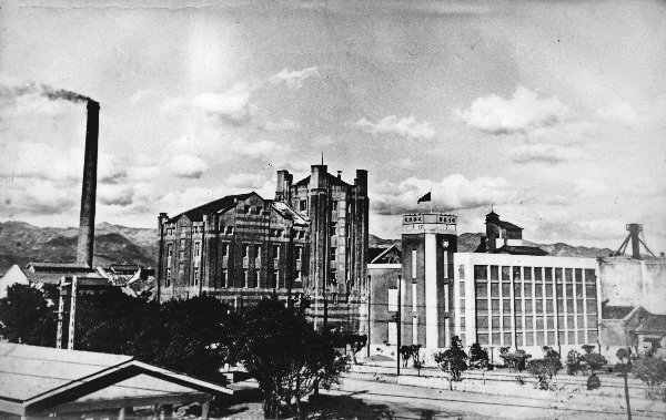  台啤工場為日治時代遺留下來的百年古蹟，舊照片上的煙囪已不復在。（翻攝網路）