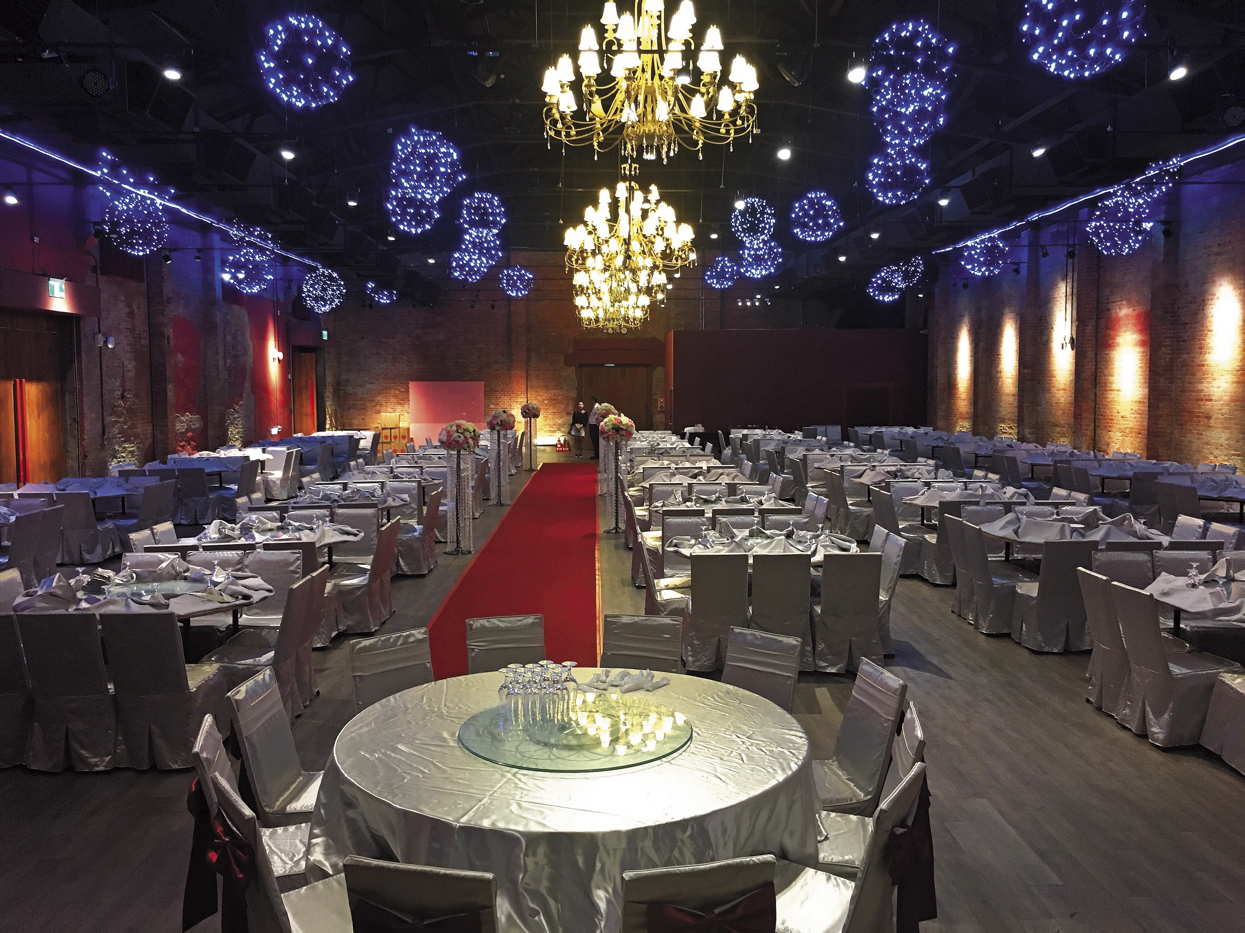 新東王的婚宴會館裝潢走 歐式風格，五光十色的燈 光閃爍下宛如夜店。