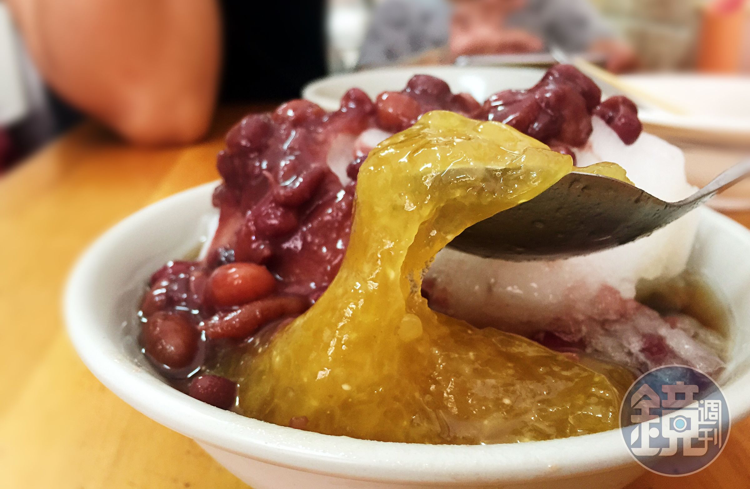 「泉芳枝仔冰」Q彈的紅豆粳粽冰是王功名物。